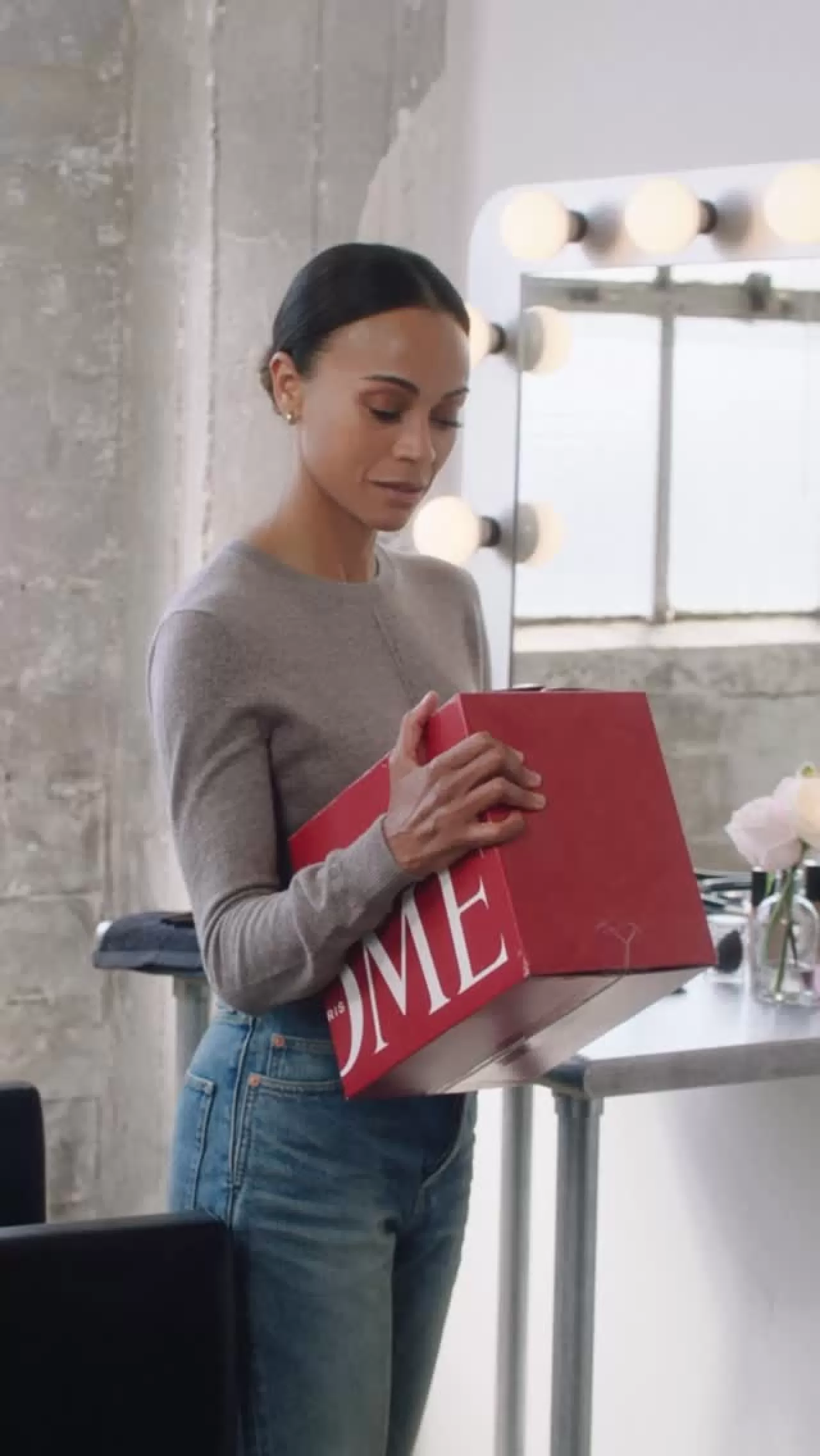 Zoe Saldaña'dan Lancôme'a Esprili İsyan: "Kutu Demi Moore'a Gitti, Benimkiler Nerede?"