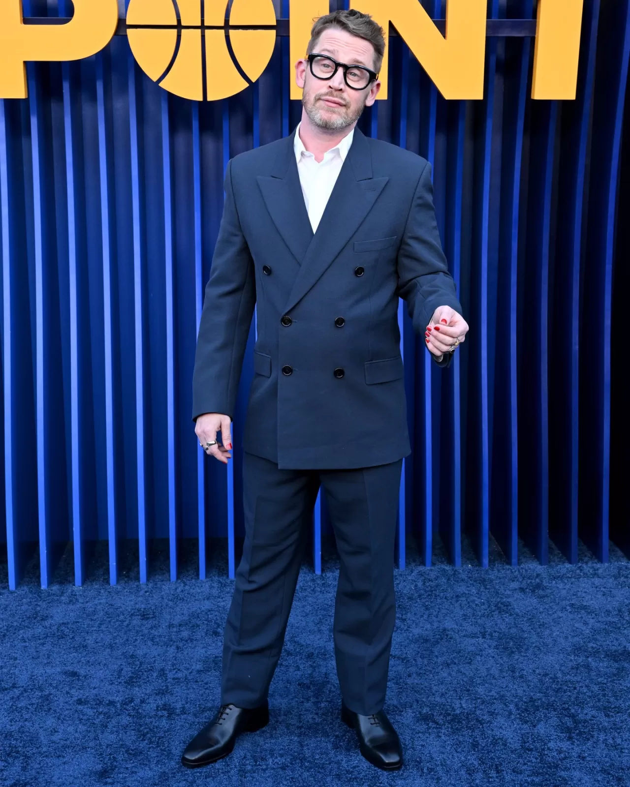 Macaulay Culkin Dior ve Büyük Gözlüklerle Kevin McCallister'dan Uzaklaştı