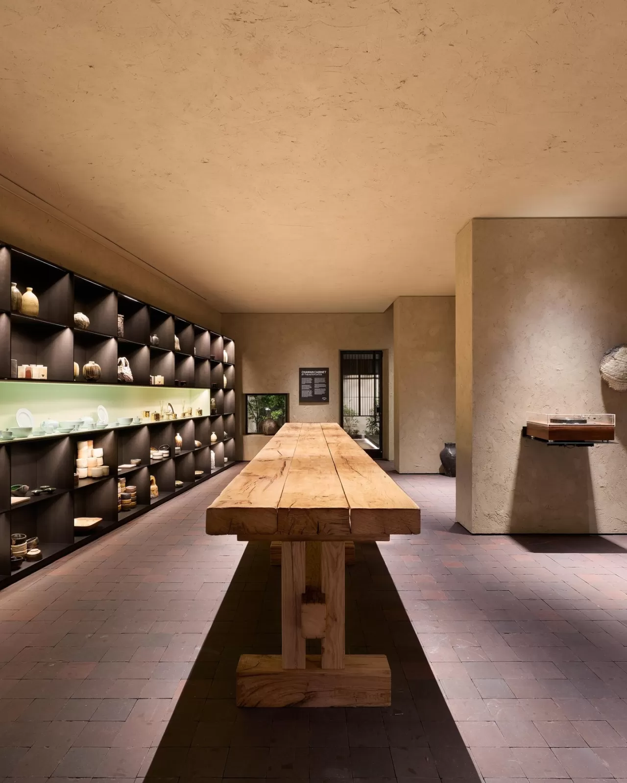 Prada Home, Theaster Gates ile Chawan Cabinet Sergisi'ne Ev Sahipliği Yapıyor