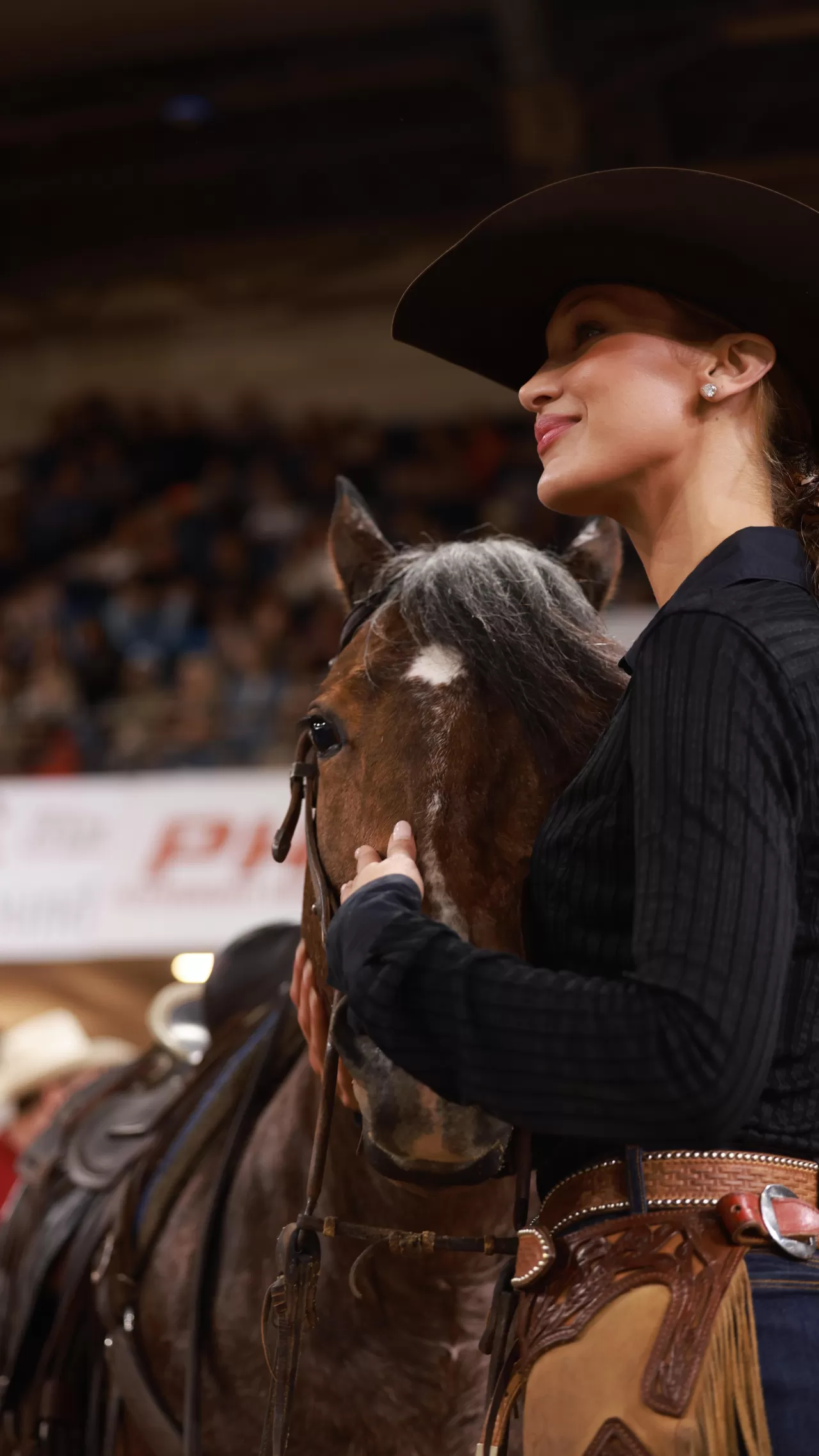 Bella Hadid, NCHA Celebrity Cutting'de Check Yer Metal ile Sahne Aldı