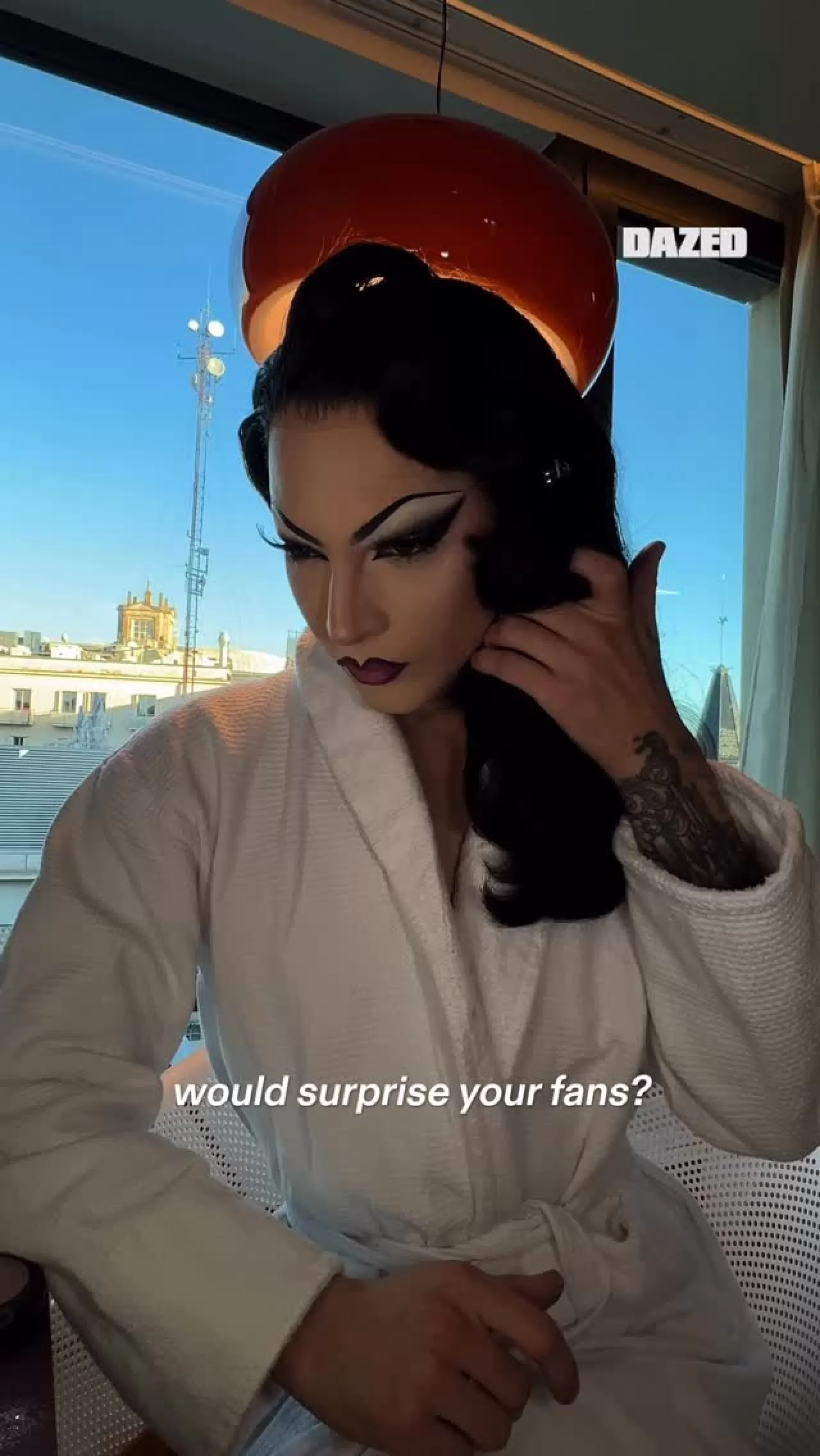 Violet Chachki: Büyücülük, Crocs ve Dominnico AW26 Defilesi