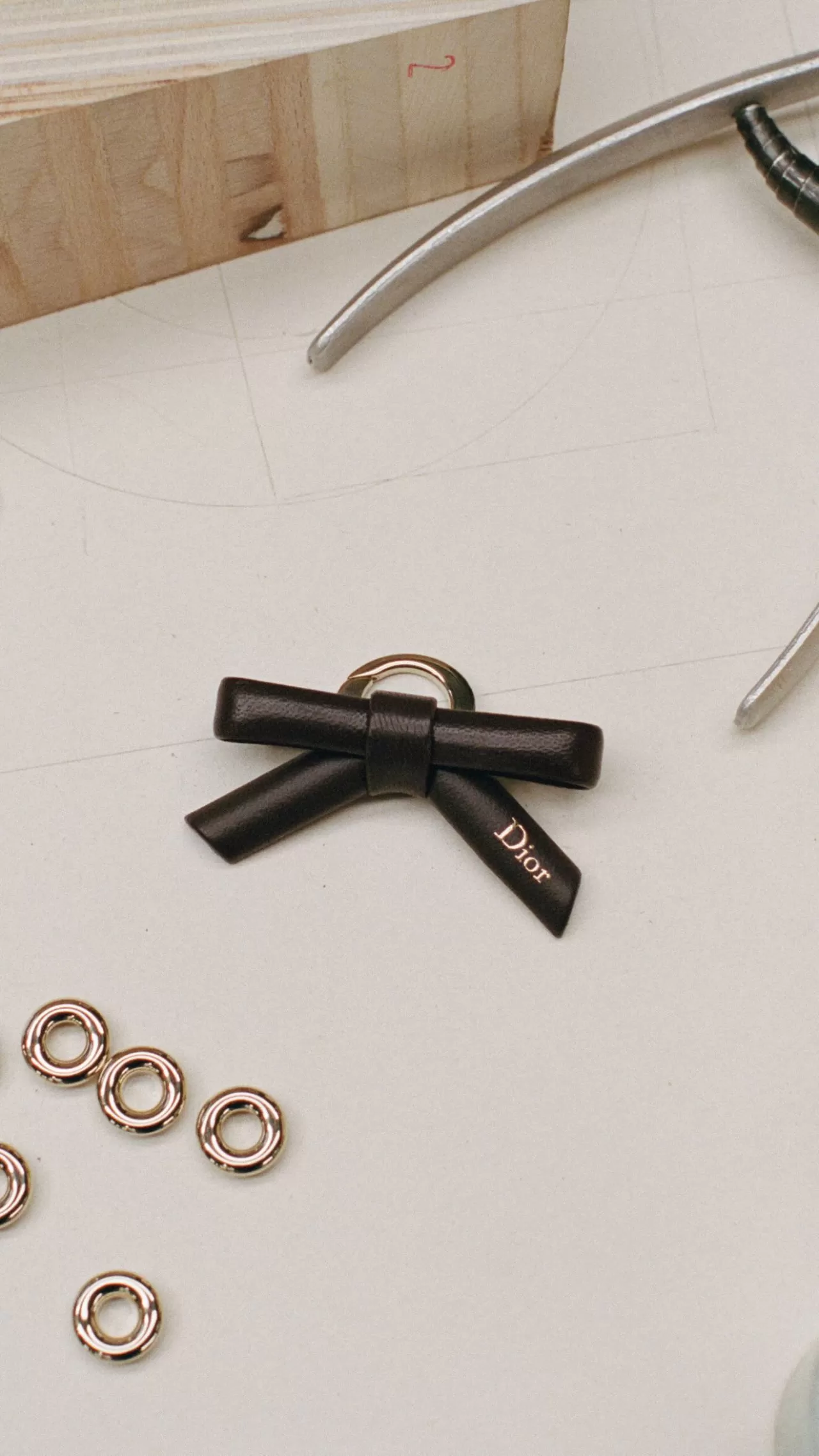 Lady Dior'da Dokuma Devrimi: Jonathan Anderson'ın El İşçiliği Görücüye Çıktı