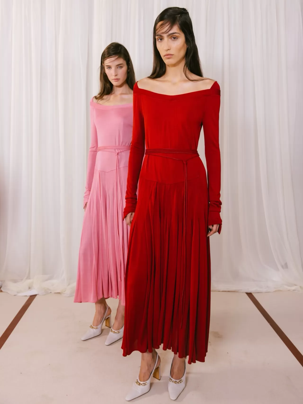 Tory Burch Spring 26 Koleksiyonunda Jersey Elbiseleriyle Dikkat Çekti