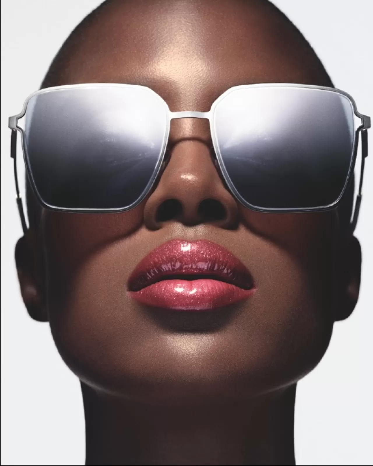 Madisin Rian, Armani Beauty'nin Yeni Prisma Flash Dudak Parlatıcısıyla Dikkat Çekiyor