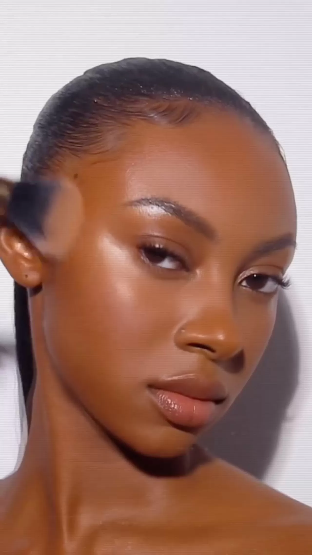 Pat McGrath Labs'tan Yeni 'Bronze Divinity' Ürünü: Ciltte Eriyen Bronzer