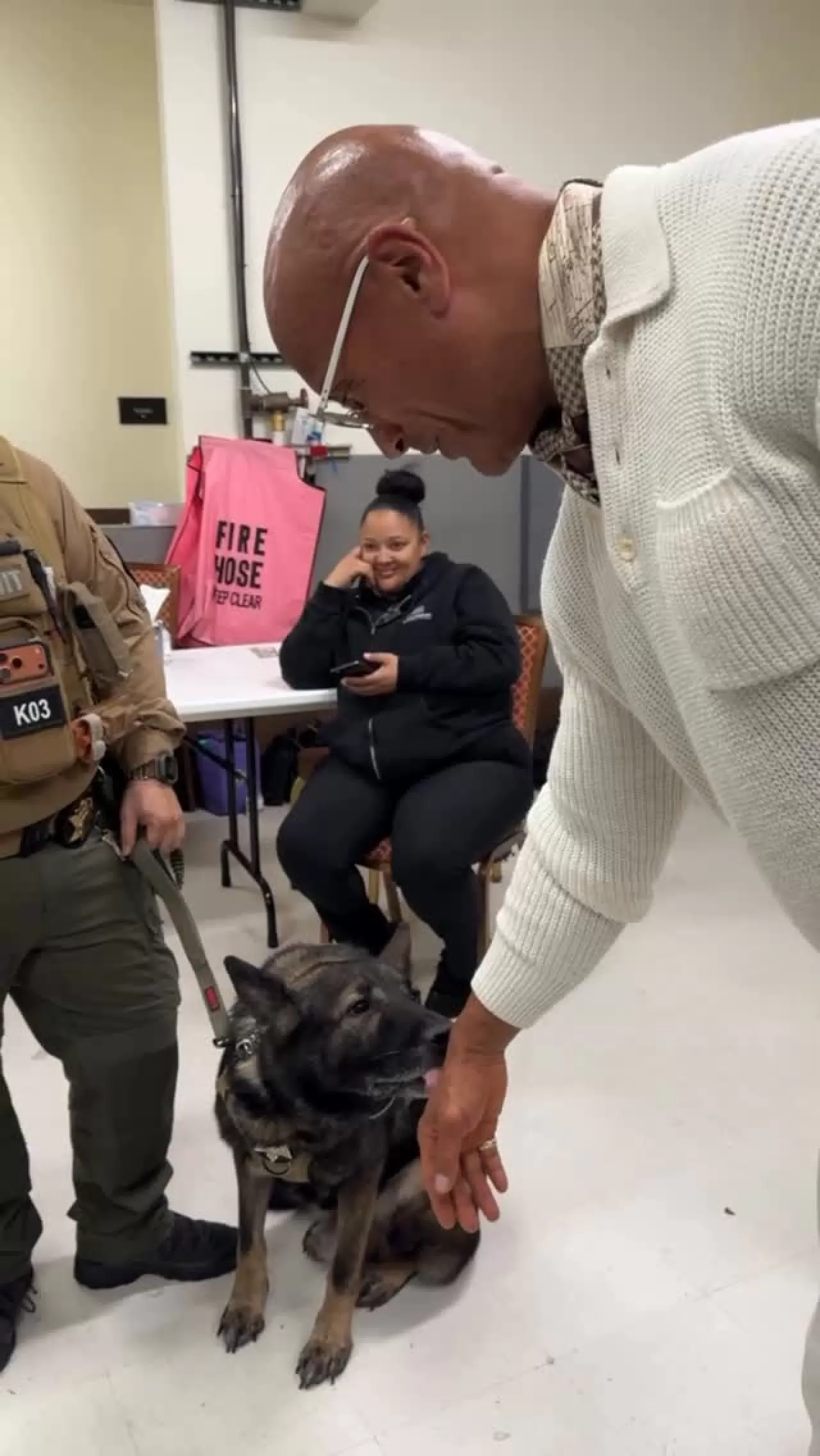 The Rock, Tequila Keyfini Köpeğiyle Paylaştı: Gözeneklerimden Tadabiliyor