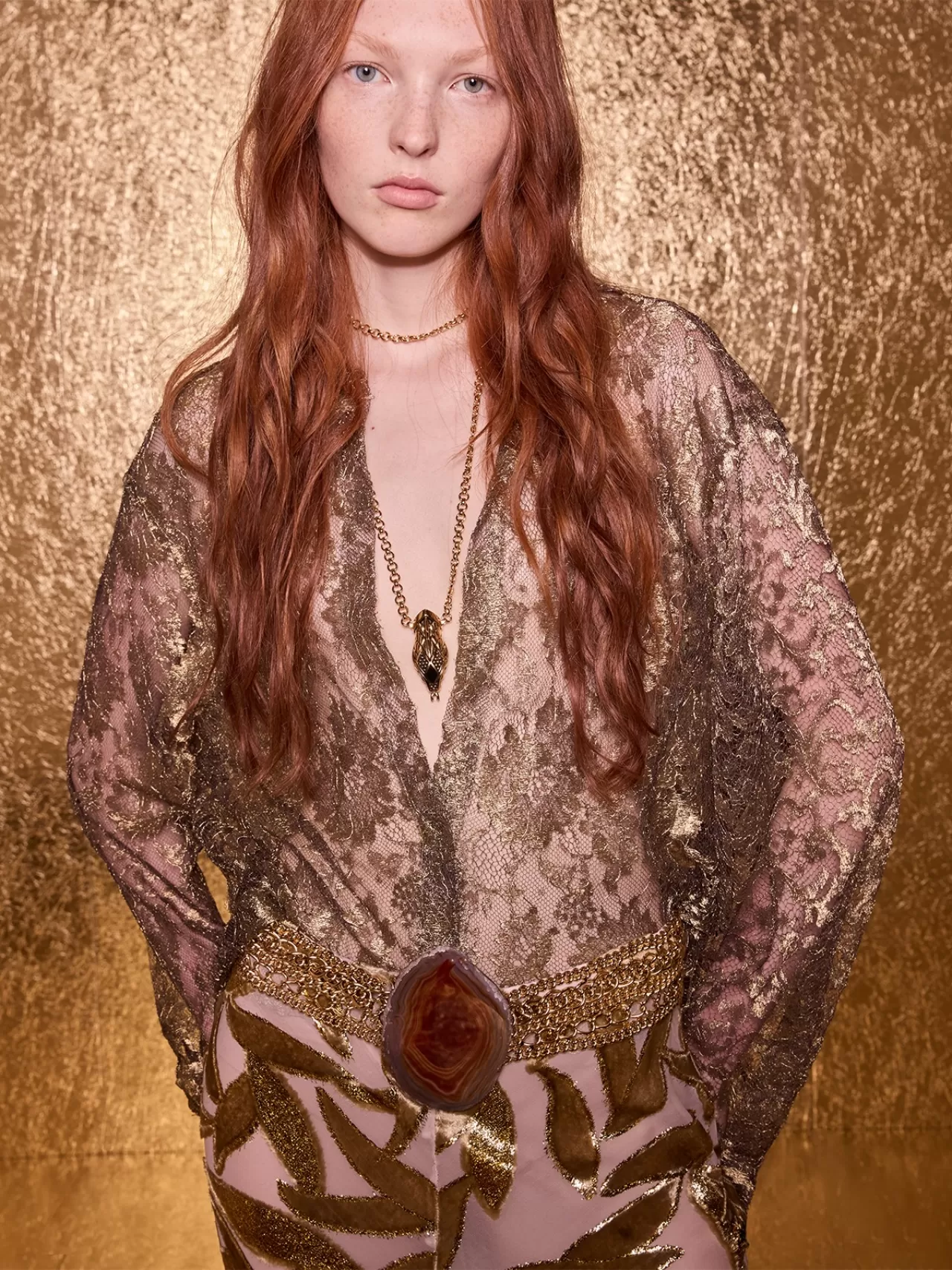 Roberto Cavalli SS26: Altın Dokunuşuyla Vahşi Desenler ve Akıcı Silüetler