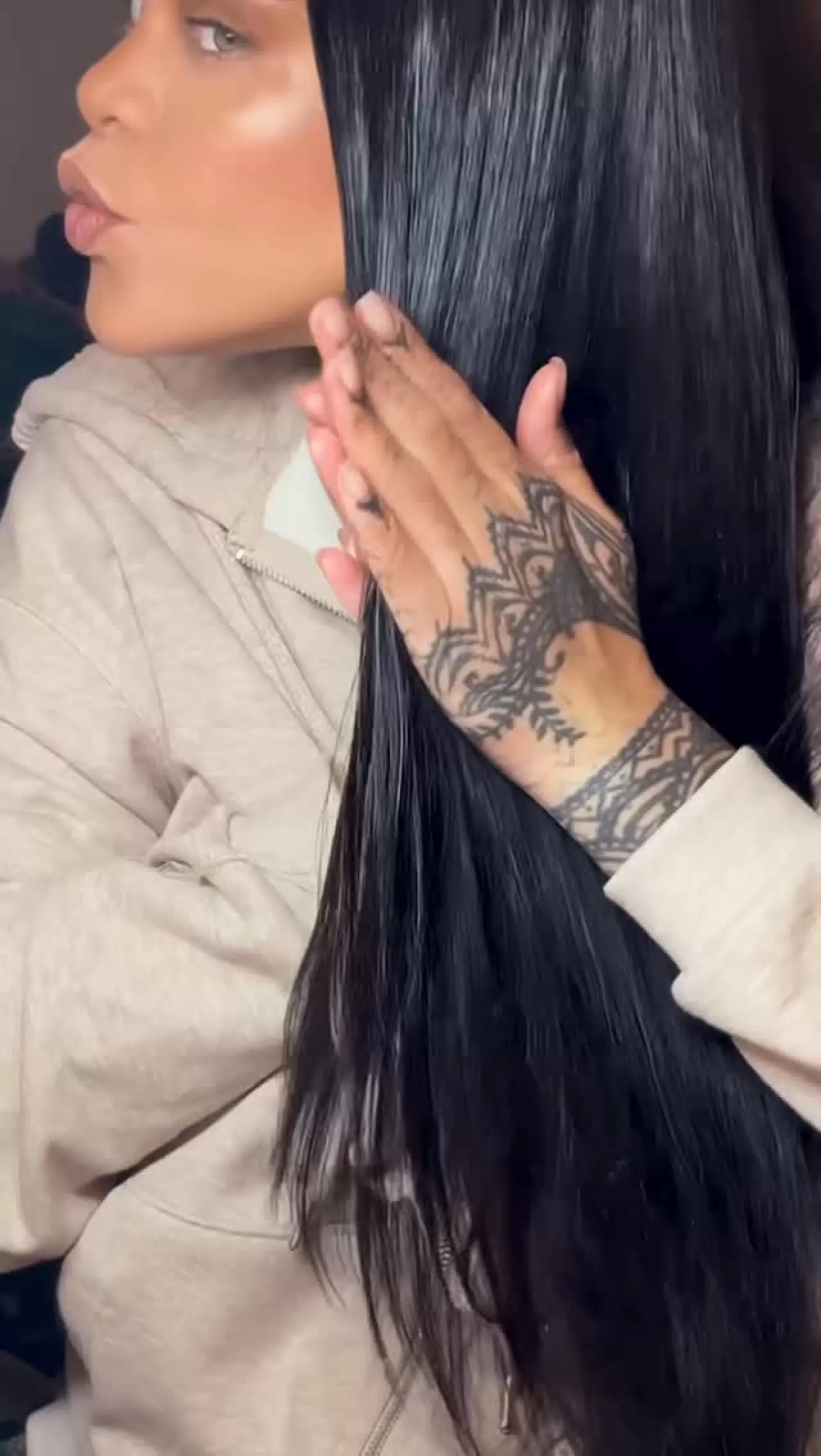 Rihanna'dan Saç Bakımında Devrim: 9'u 1 Arada Tedavi Yağı "The Flashy One" Piyasada