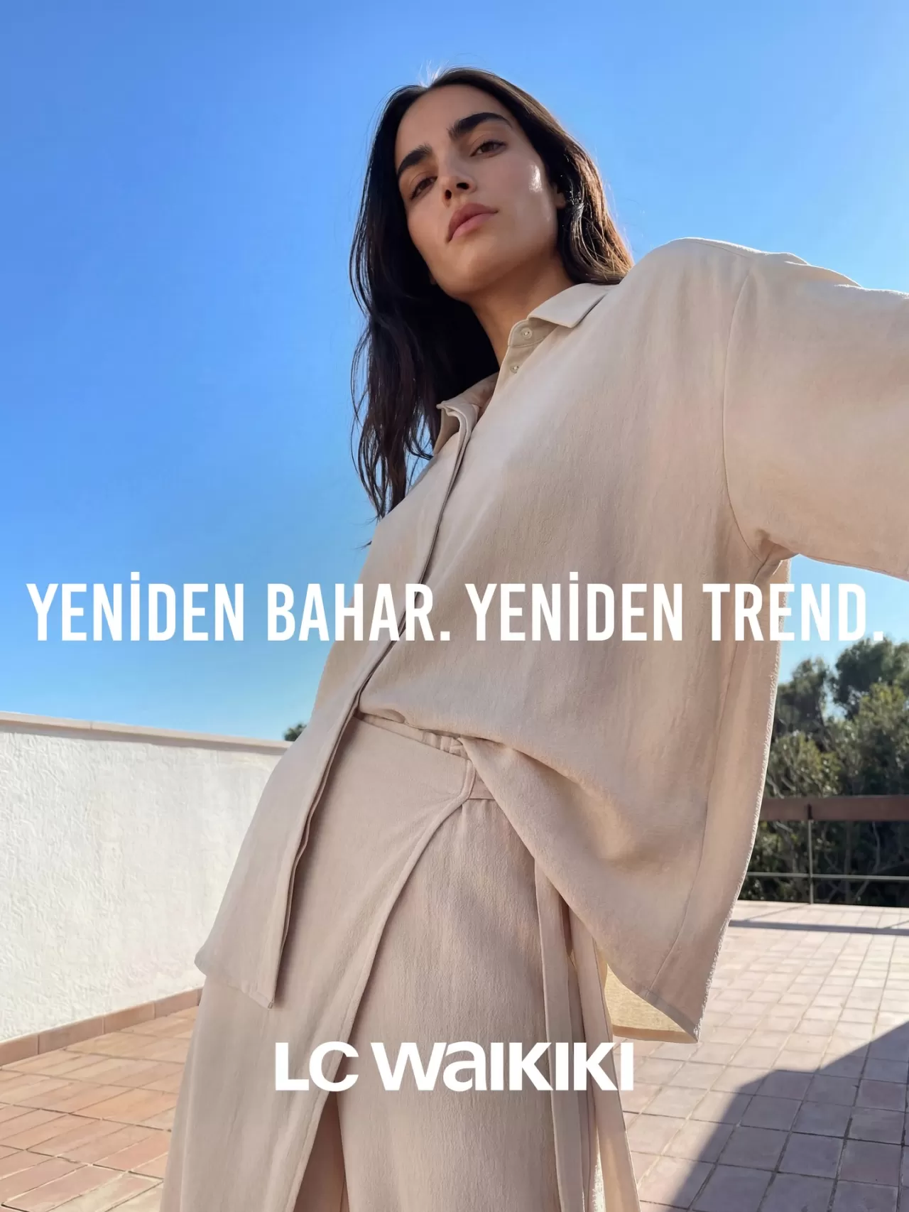 LC Waikiki'den Baharın Gözdesi: Bej Oversize Krep Gömlek ve Geniş Paça Pantolon