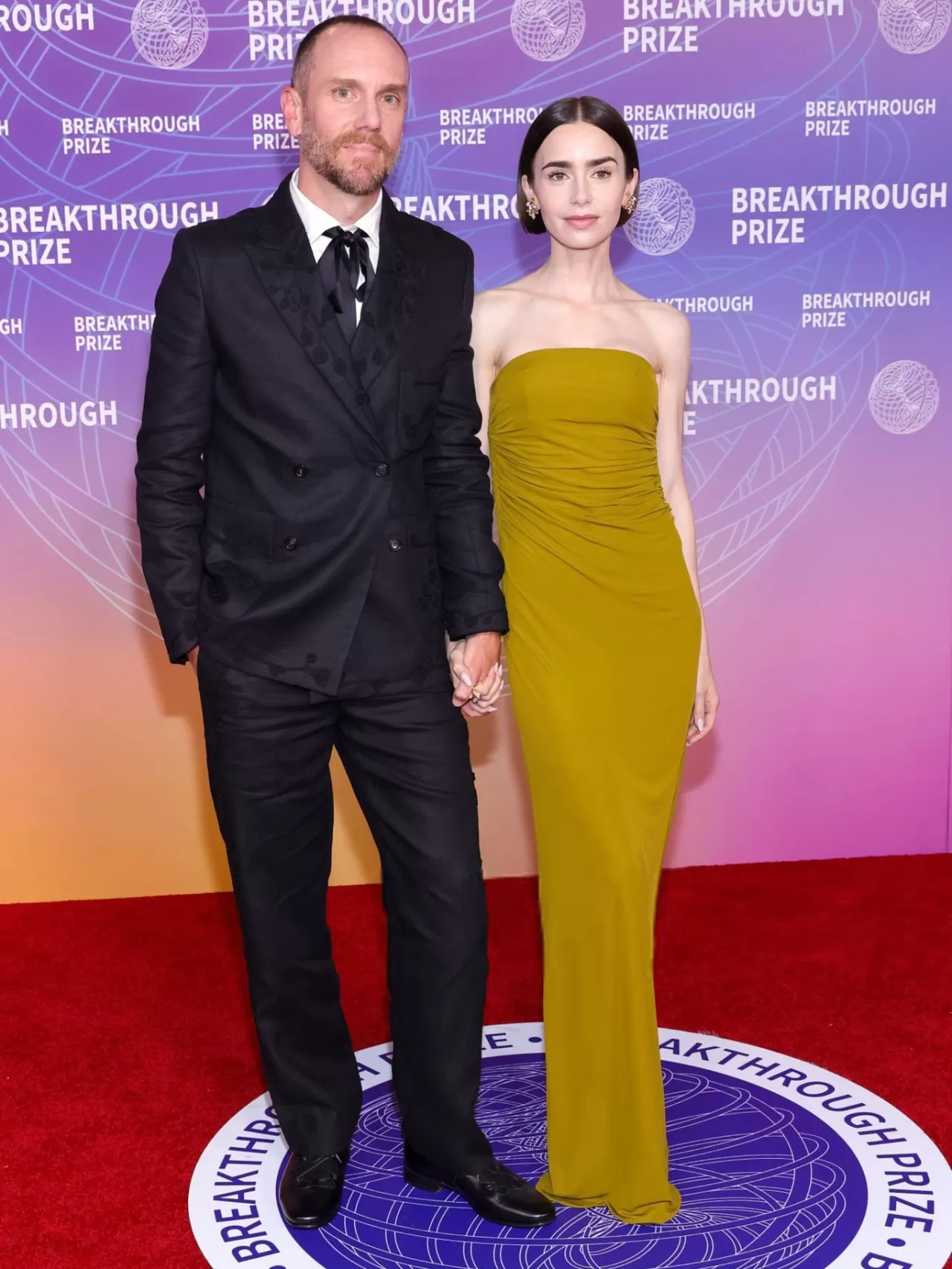 Lily Collins, Bilim Dünyasının Parlak Yıldızlarını Ödül Töreninde Onurlandırdı