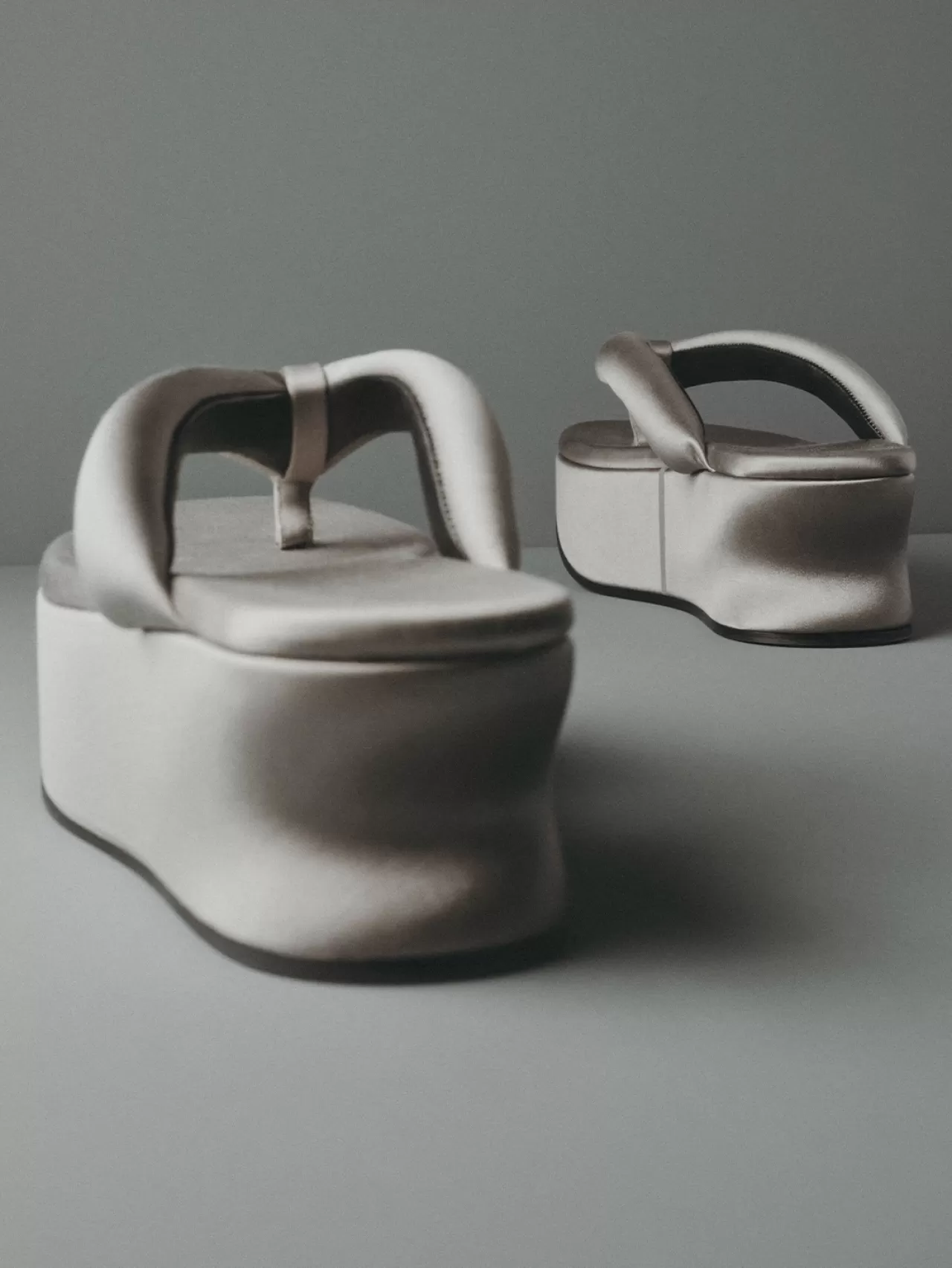 Balenciaga Gaeta Thong: Sıvı Gümüş Minimalist İfade