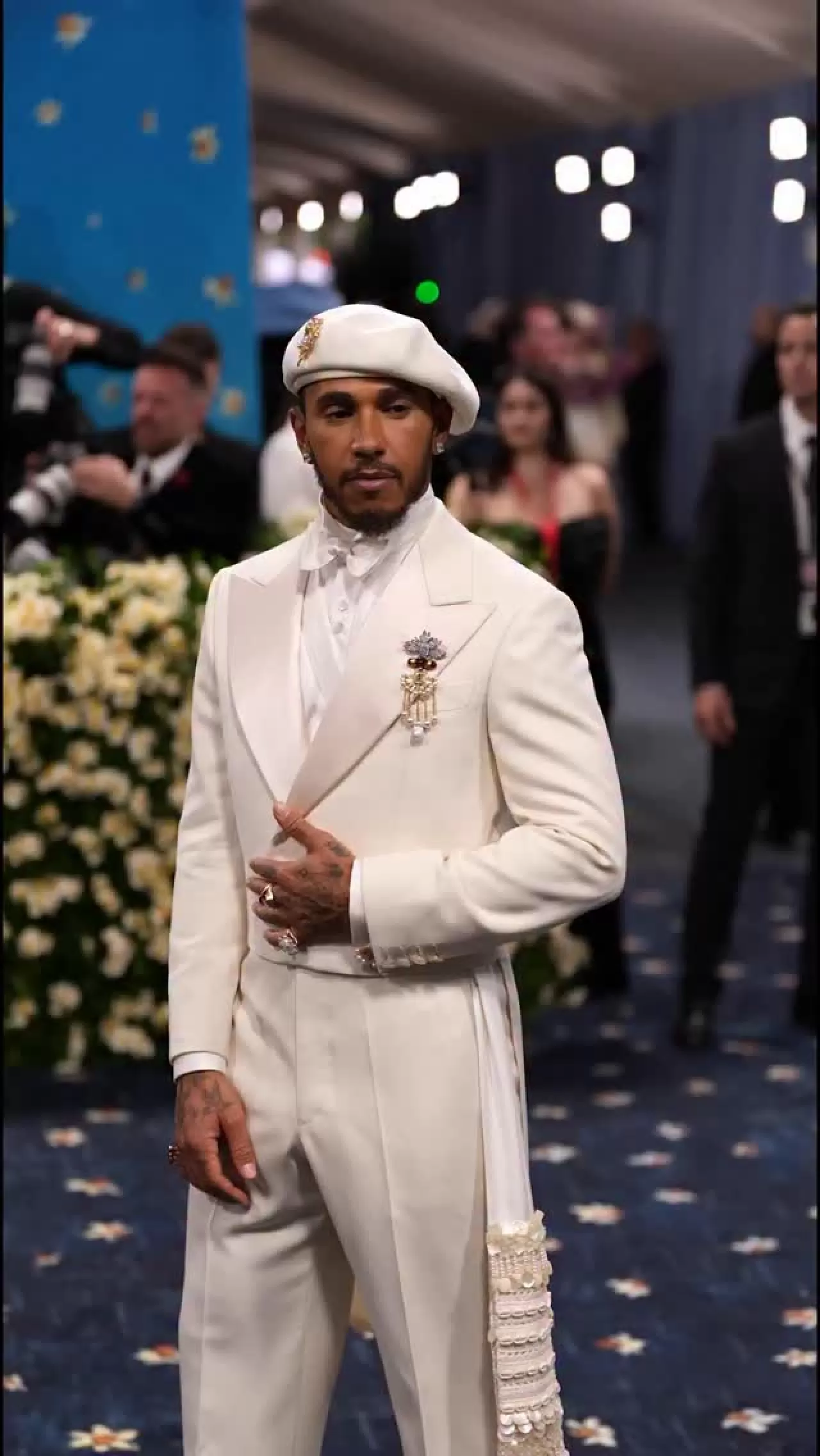 Lewis Hamilton'ın 2025 Met Gala Stili: Siyah Dandizm ve Zarafetin Buluşması