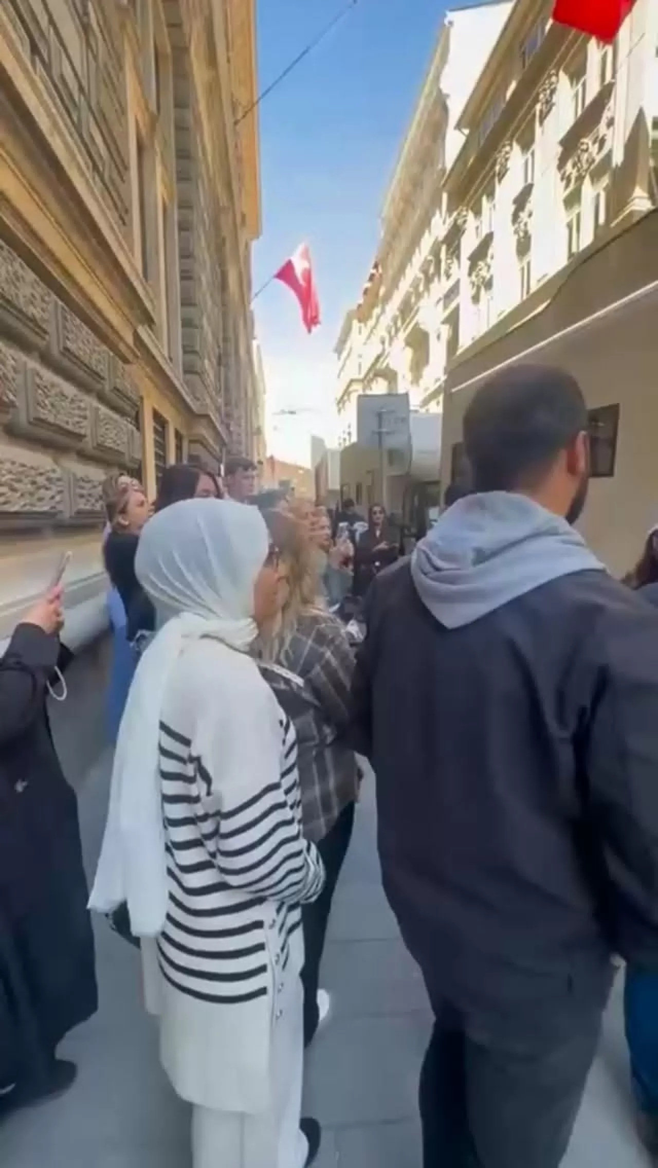 Barış Kılıç'a Rusya'dan Sevgi Seli: Kızılcık Şerbeti Seti Hayranları Büyülüyor