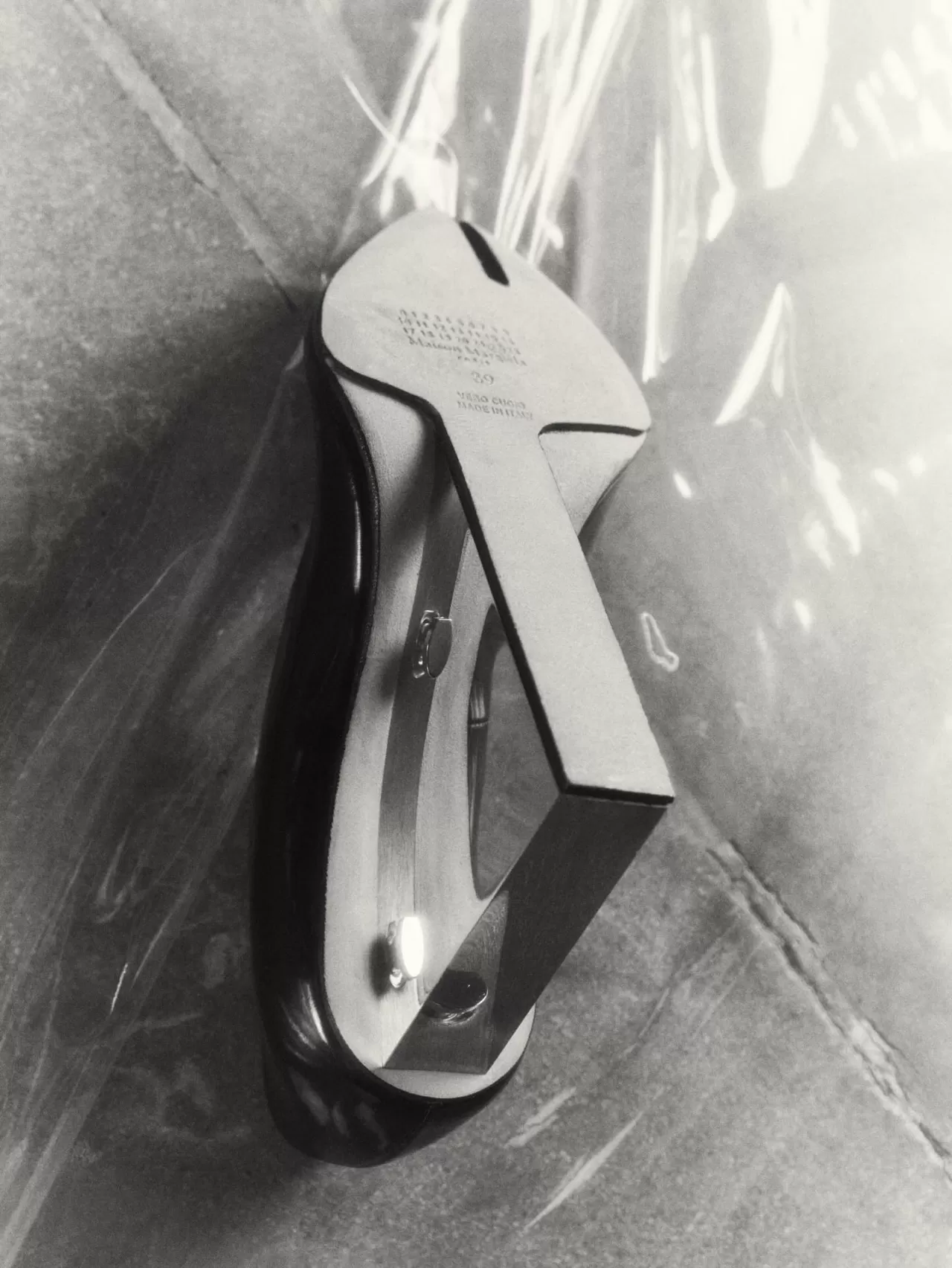 Maison Margiela'nın İkonik Tabi Claw Plexi Topuklu Ayakkabısı Satışa Çıktı