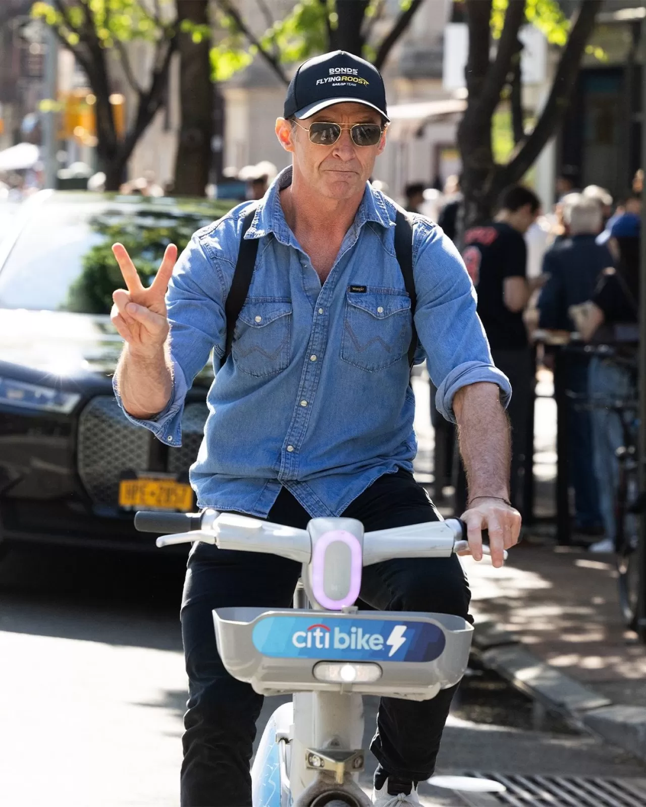 Hugh Jackman'ın Denim Gömleği Her Yaştan Erkeğe İlham Oluyor