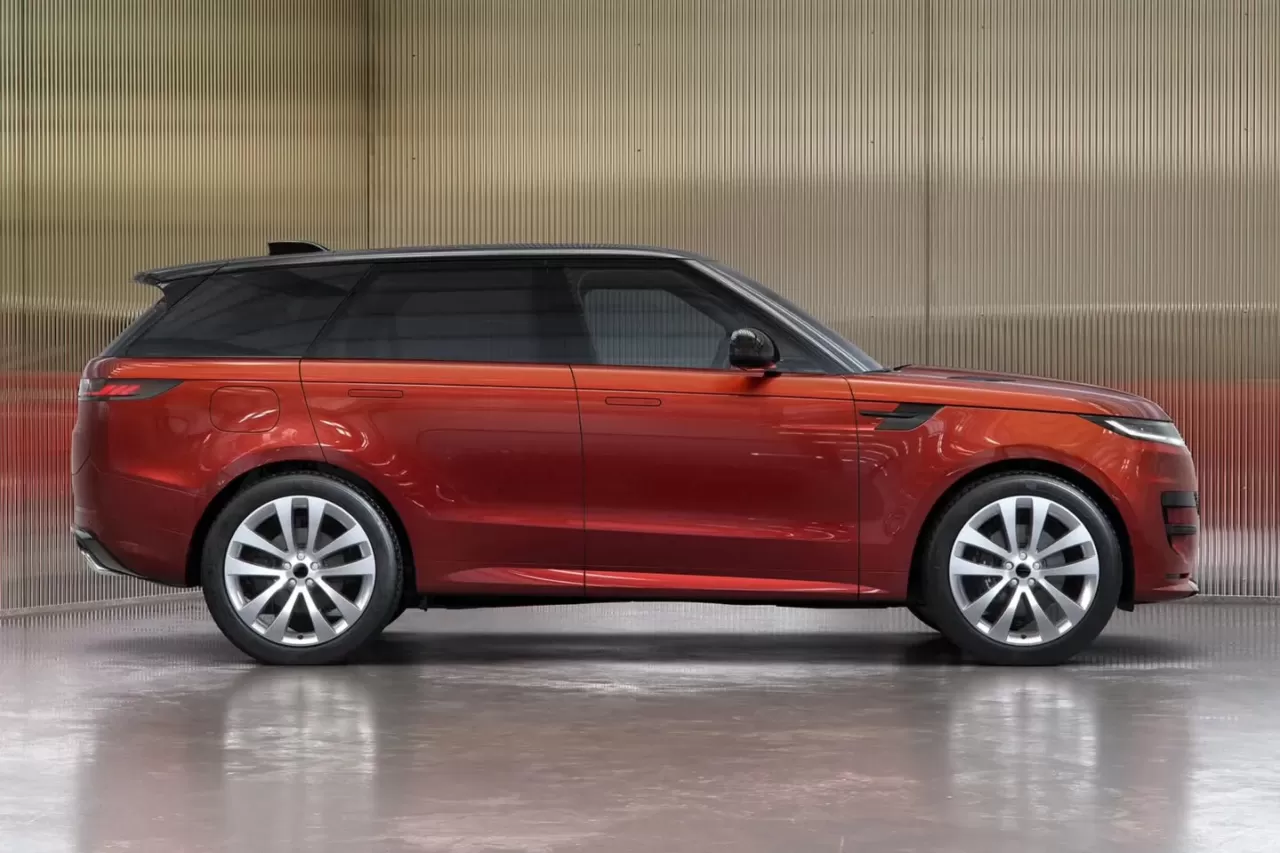 Turuncu Range Rover Sport: Lüks ve Gücün Sessiz Gösterisi