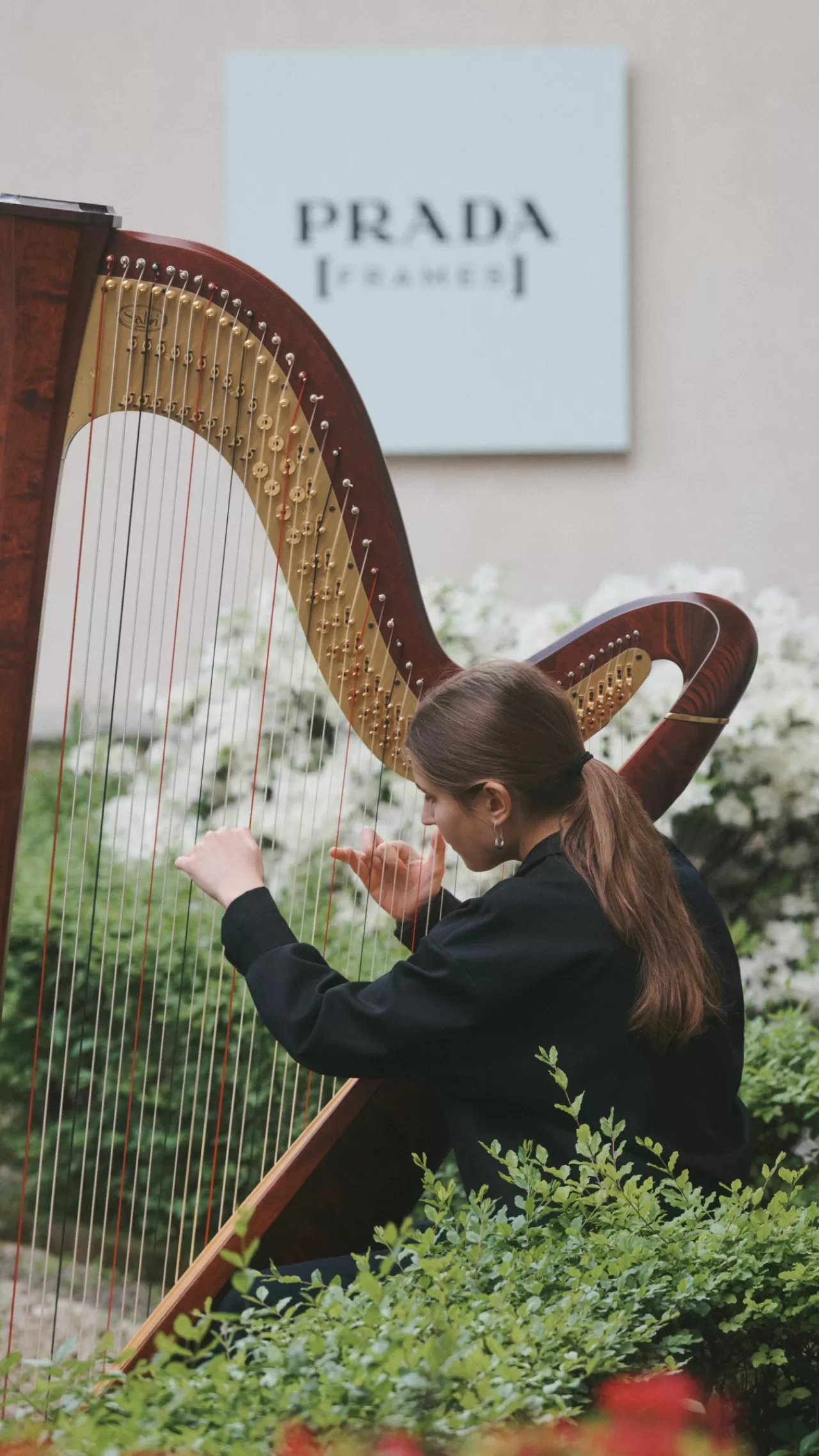 Prada Frames'te Görüntünün Gücü Masaya Yatırılıyor