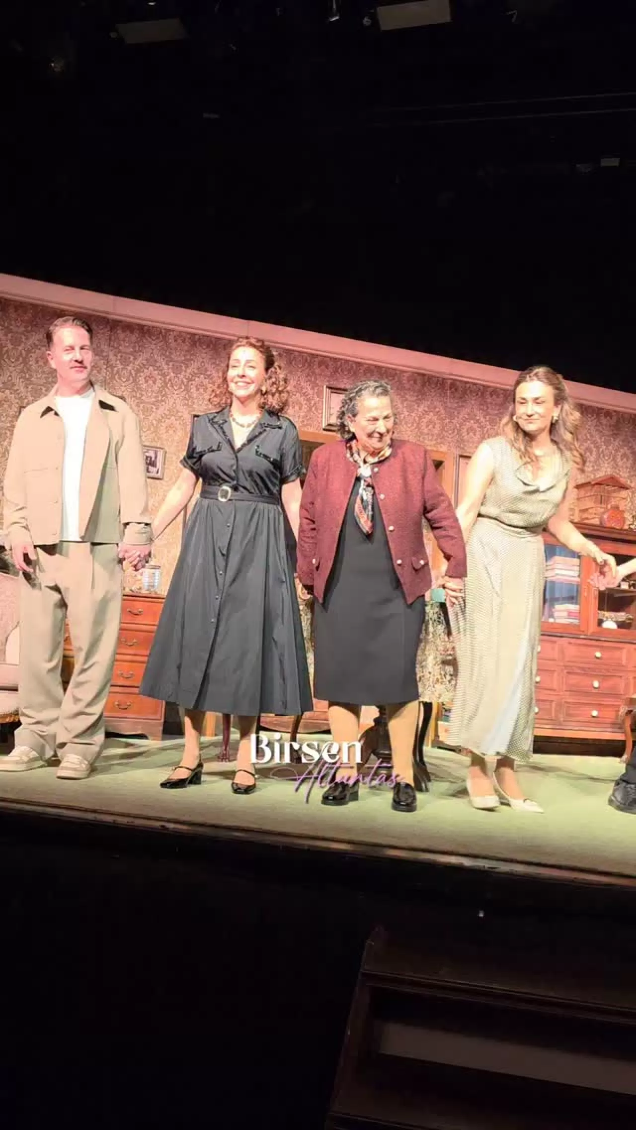 Bir Aile Provası'na Ünlü Destek: Sahnede ve Salonda Yıldız Yağmuru