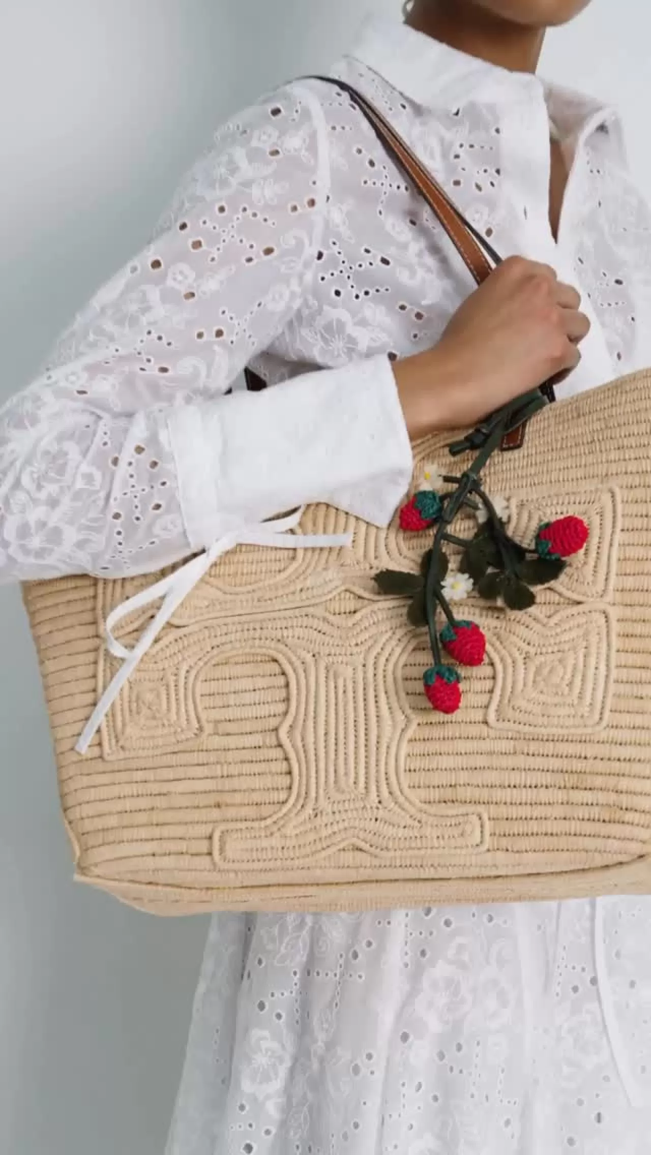 Tory Burch'dan El Örgüsü Rafya Çanta: Kadın Sanatkarları Destekleyen Özel Koleksiyon