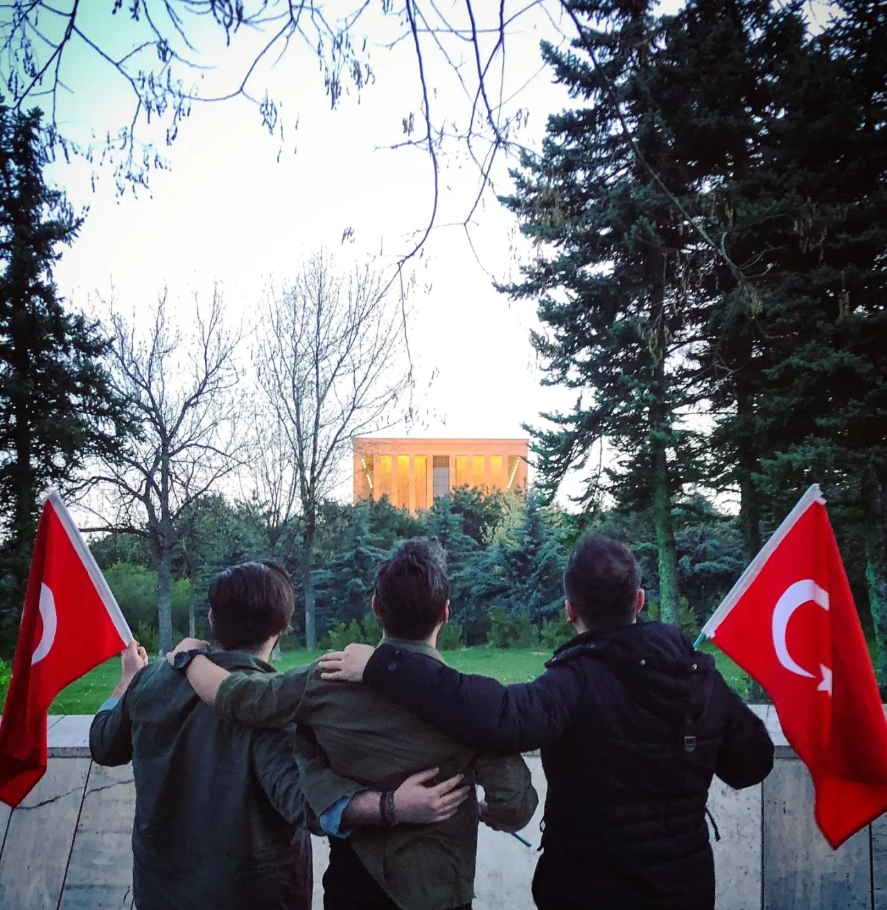 Oğuzhan Uğur'dan 23 Nisan Mesajı: "Sevinin Küçükler, Övünün Büyükler"