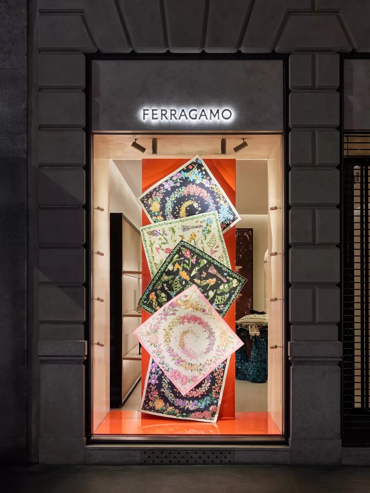 Ferragamo'nun Milano'daki "Yüzen İpek Bahçesi" Ziyaretçilerini Bekliyor