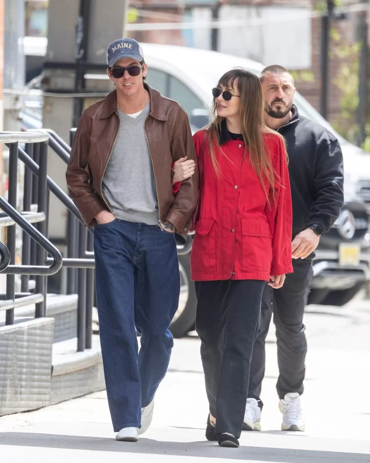 Dakota Johnson ve Role Model New York'ta Koordineli Şehir Stilinde Baharın İkonik İkilisi Oldu