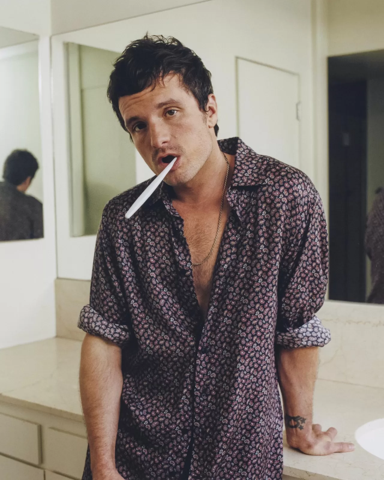 Josh Hutcherson, British GQ için Etro'nun Baskılı Gömleğini Giyindi