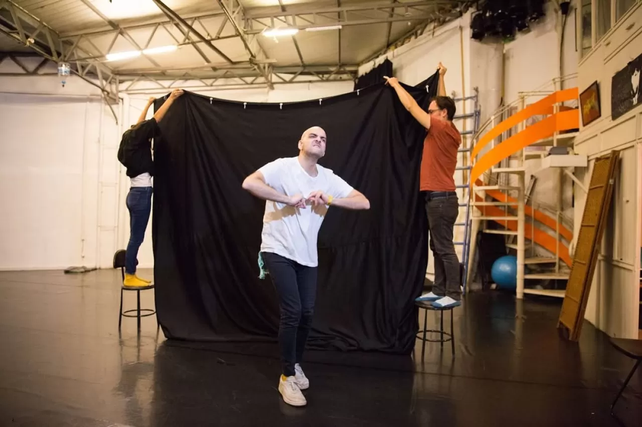 Bartu Küçükçağlayan'ın 'Cheap Genes' Şarkısına Nostaljik Fotoğraf Seçimi