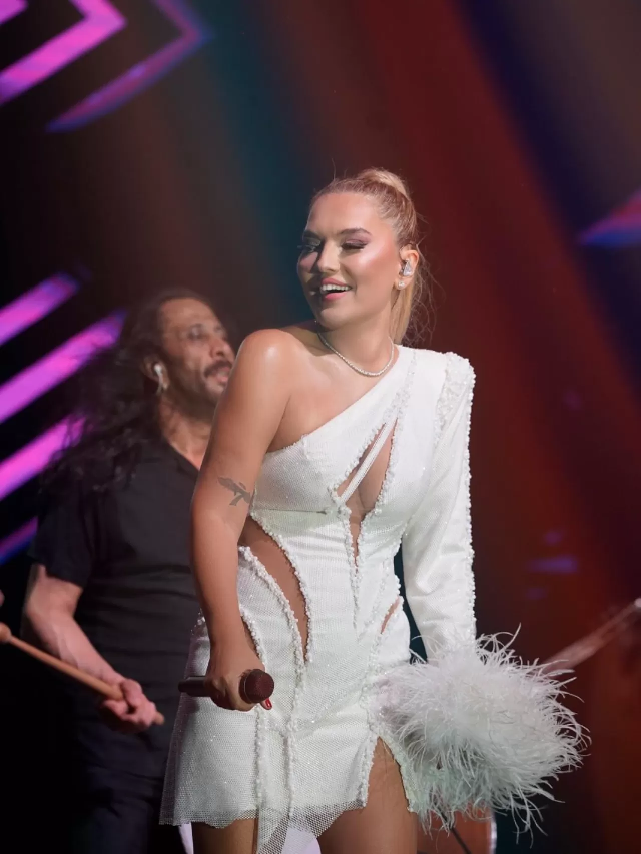 Demet Akalın'ın Yeni Kıbrıs Temalı Kıyafeti ve Makyajı Sosyal Medyada Konuşuluyor