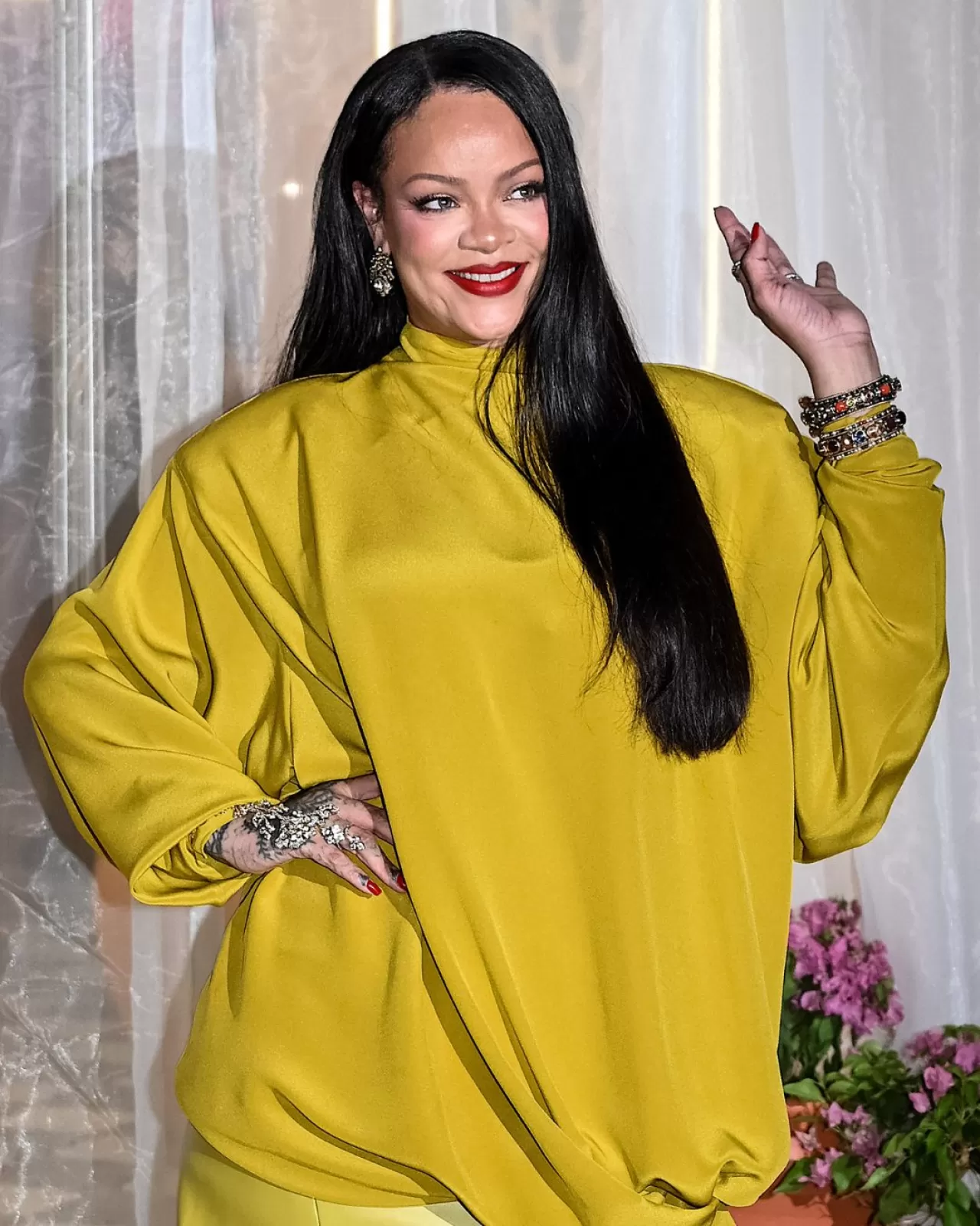 Rihanna Mumbai'de: Fenty Beauty Lansmanında Poz Verdi
