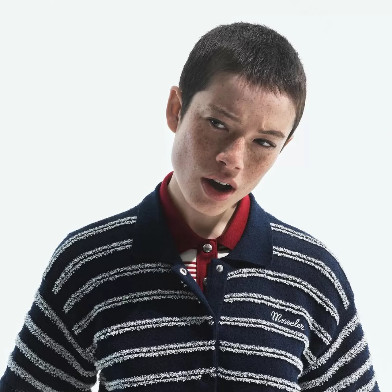 Moncler, İlkbahar-Yaz 2026 Koleksiyonu ile Şişkin Tasarımları Hafifletti