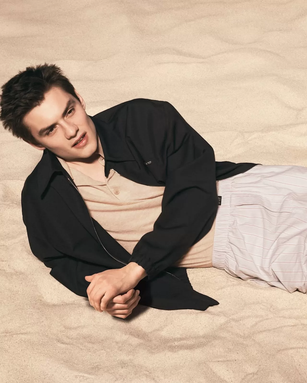 Prada'nın 2026 Yaz Kampanyası: Louis Partridge ile "Urban Beaches"