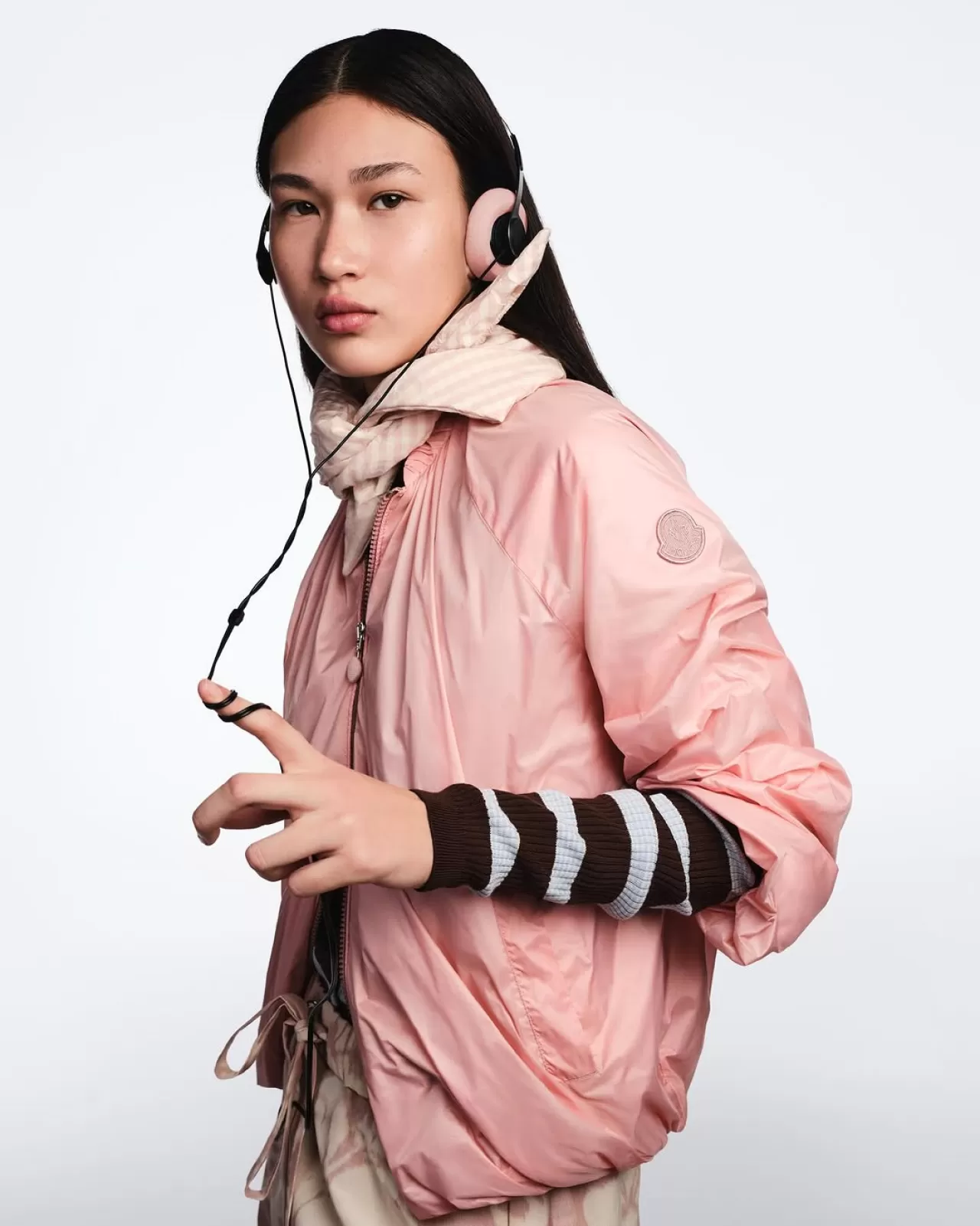 Moncler'in Yaz Koleksiyonu: Hafif Katmanlar ve Pastel Paletlerle Taze Perspektif