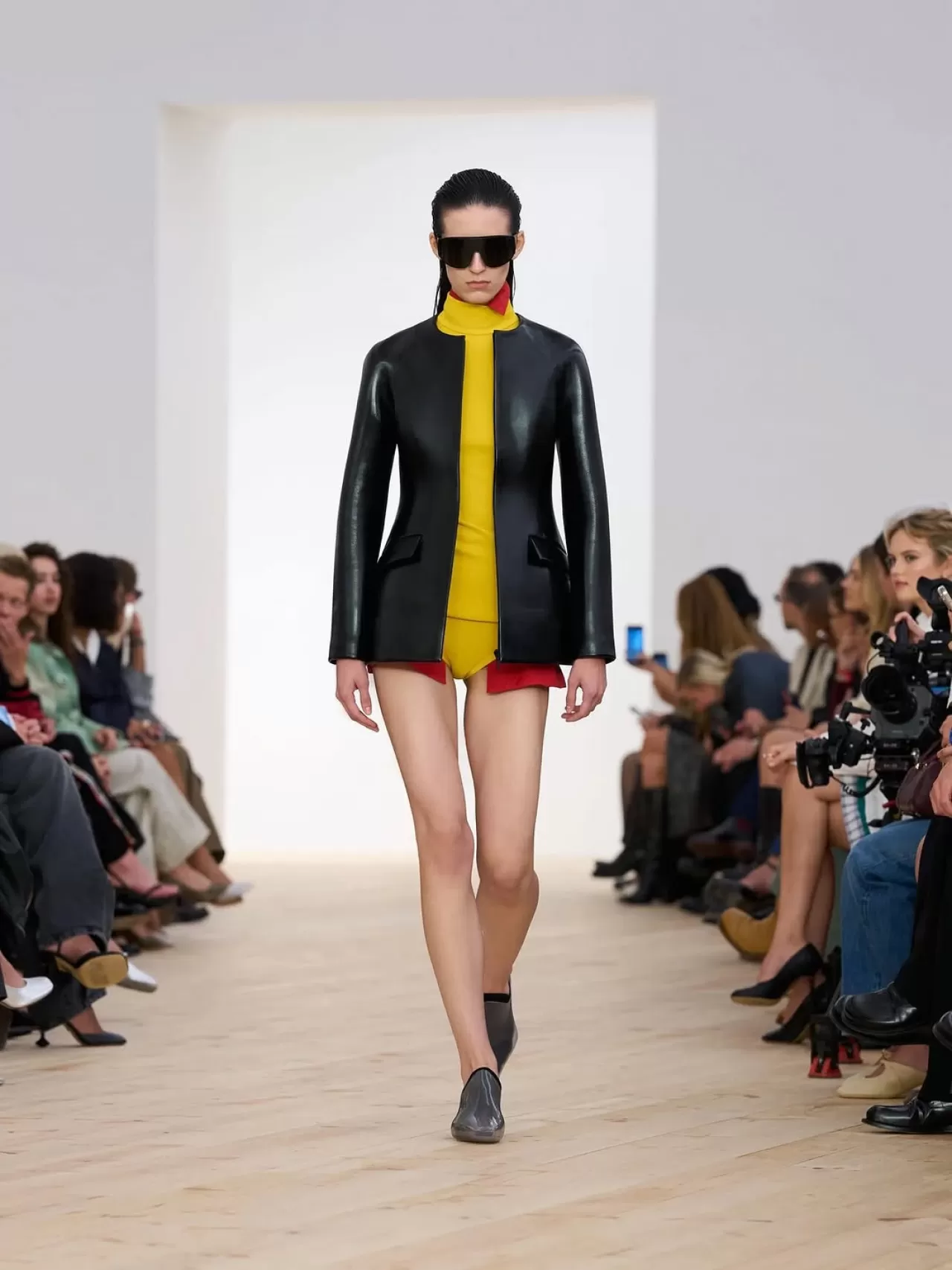 LOEWE'nin Yeni Tasarımcı İkilisinden İlk Koleksiyon: İstanbul'da Satışta