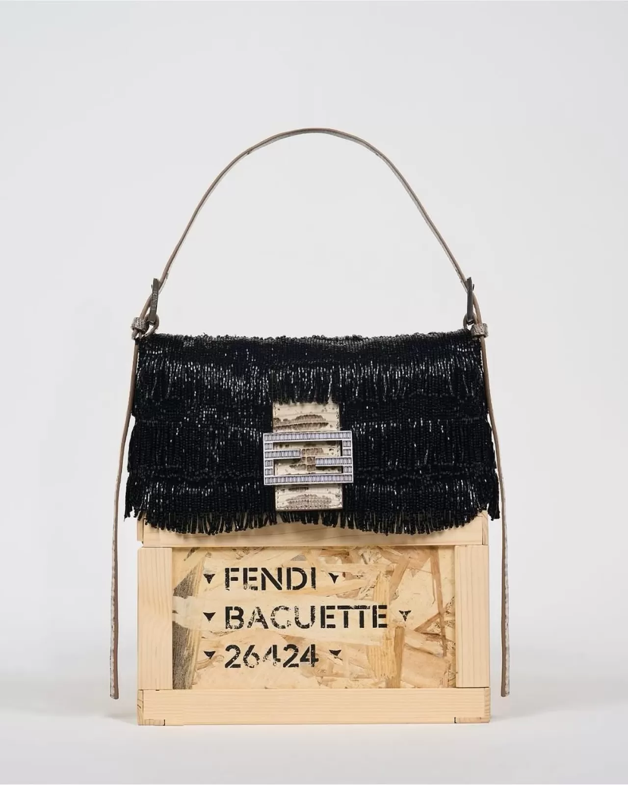 Fendi'nin 44.000 Boncuklu Baguette Çantası: 180 Saatlik El Emeği