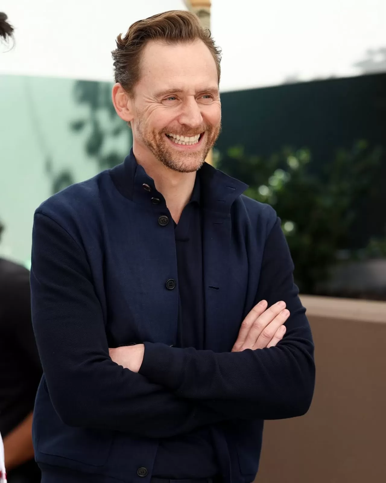 Tom Hiddleston'dan Ofiste Takım Elbisesiz Şık Giyim Dersi: Los Angeles Görünümü