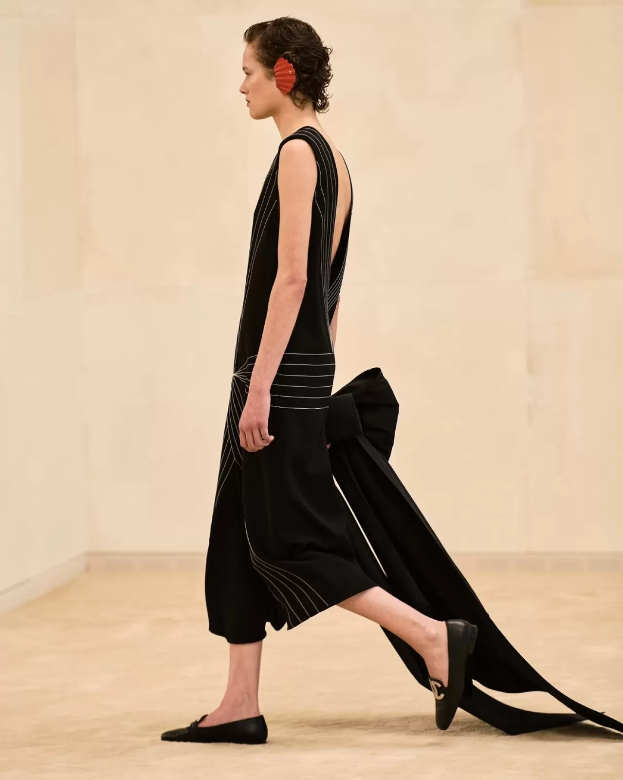 Chanel 2026-27 Cruise Koleksiyonu: Hamile Model, Yüzen Çantalar ve Biber Takılar