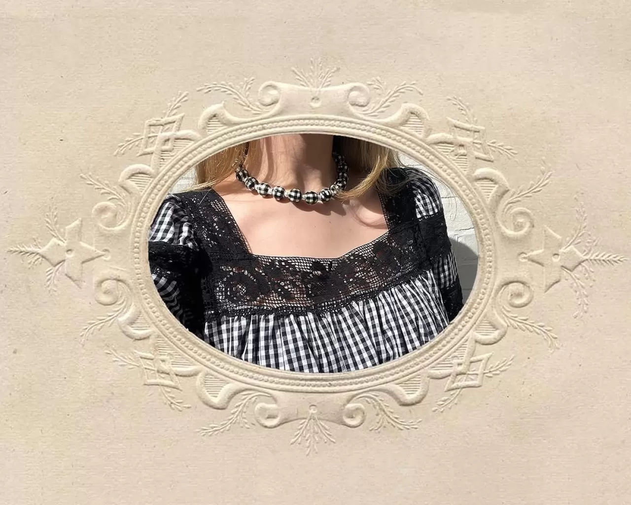 Shrimps'ın Gingham Odaklı Kombini: Gaia Kolye ve Rhodes Elbise