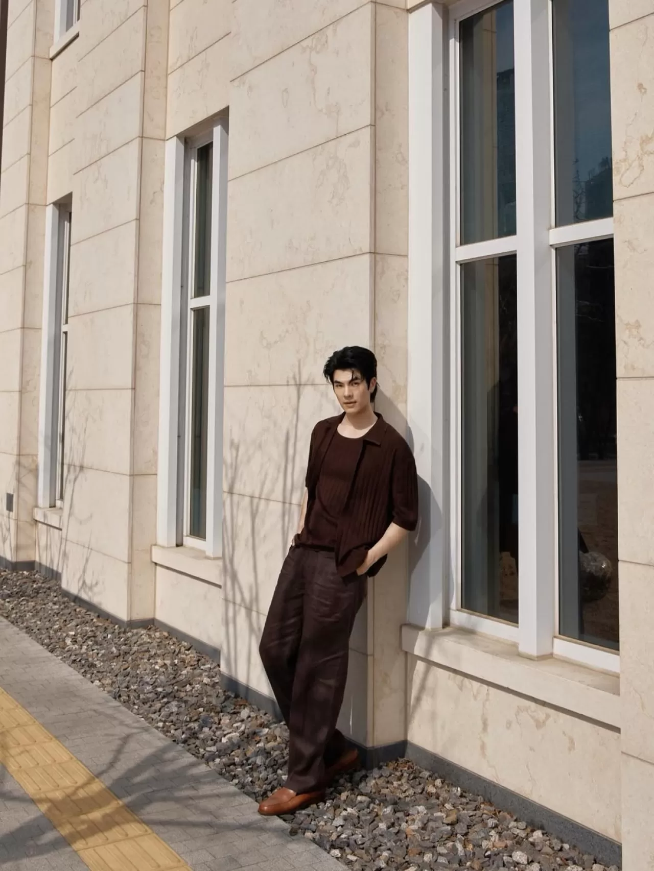 Mile Phakphum, COS SS26 Koleksiyonuyla Minimal Stili Sahneliyor