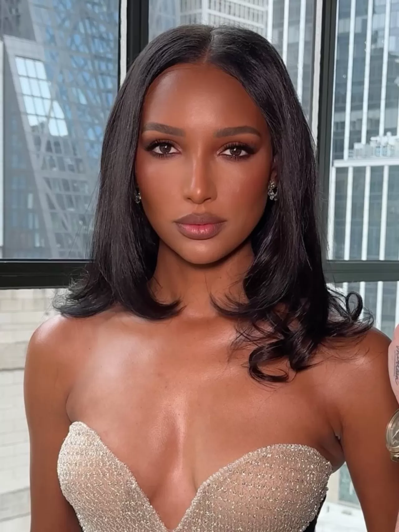 Jasmine Tookes, King's Trust Gala'da Charlotte Tilbury İle Parladı
