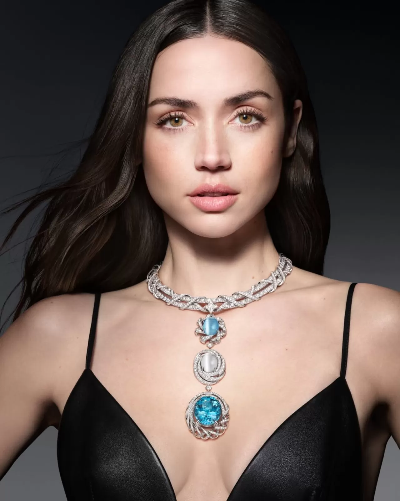 Ana de Armas, LV'nin 'Mythica' Yüksek Mücevherat Koleksiyonunu Sergiledi