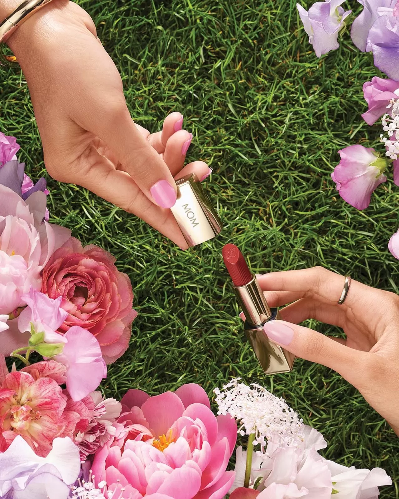 Estée Lauder Anneler Günü İçin Kişiselleştirilmiş Hediye Seçenekleri Sunuyor
