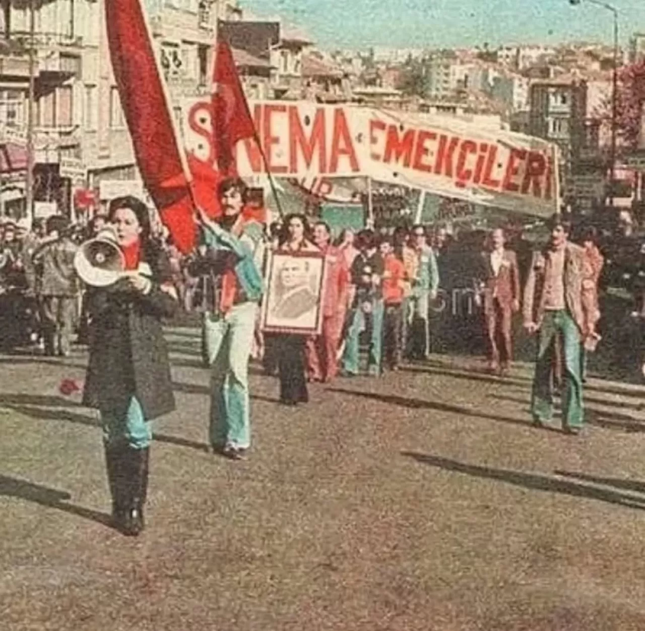 Sinemanın Efsaneleri 1978'de Taksim'deydi: İşte 1 Mayıs Kortejindeki Tarihi Rol Dağılımı
