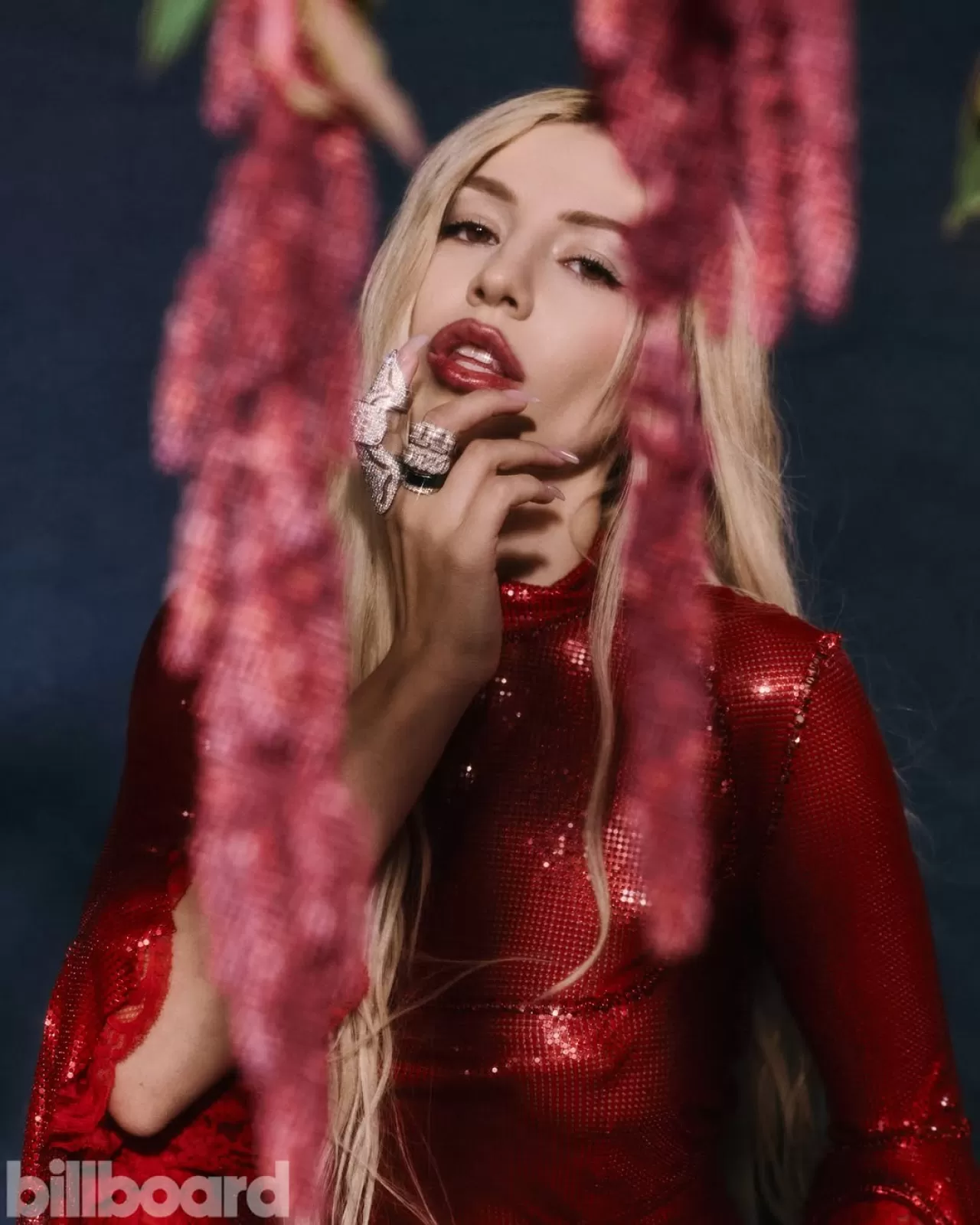 Ava Max, Billboard Women In Music 2026'da Mavi Sahne Arkasıyla Dikkat Çekti
