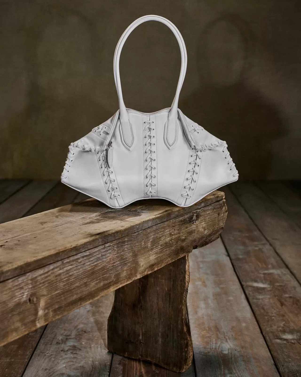 Alexander McQueen SS 2026 Manta Çanta: Beyaz Deri ve Korset Detayları