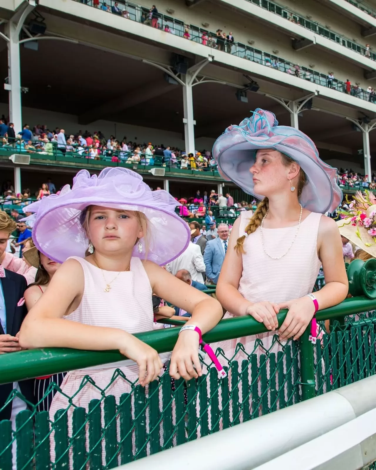 Kentucky Derby 2026'da Seyirci Modası: Şapkalar ve Pastel Tonlar Öne Çıktı