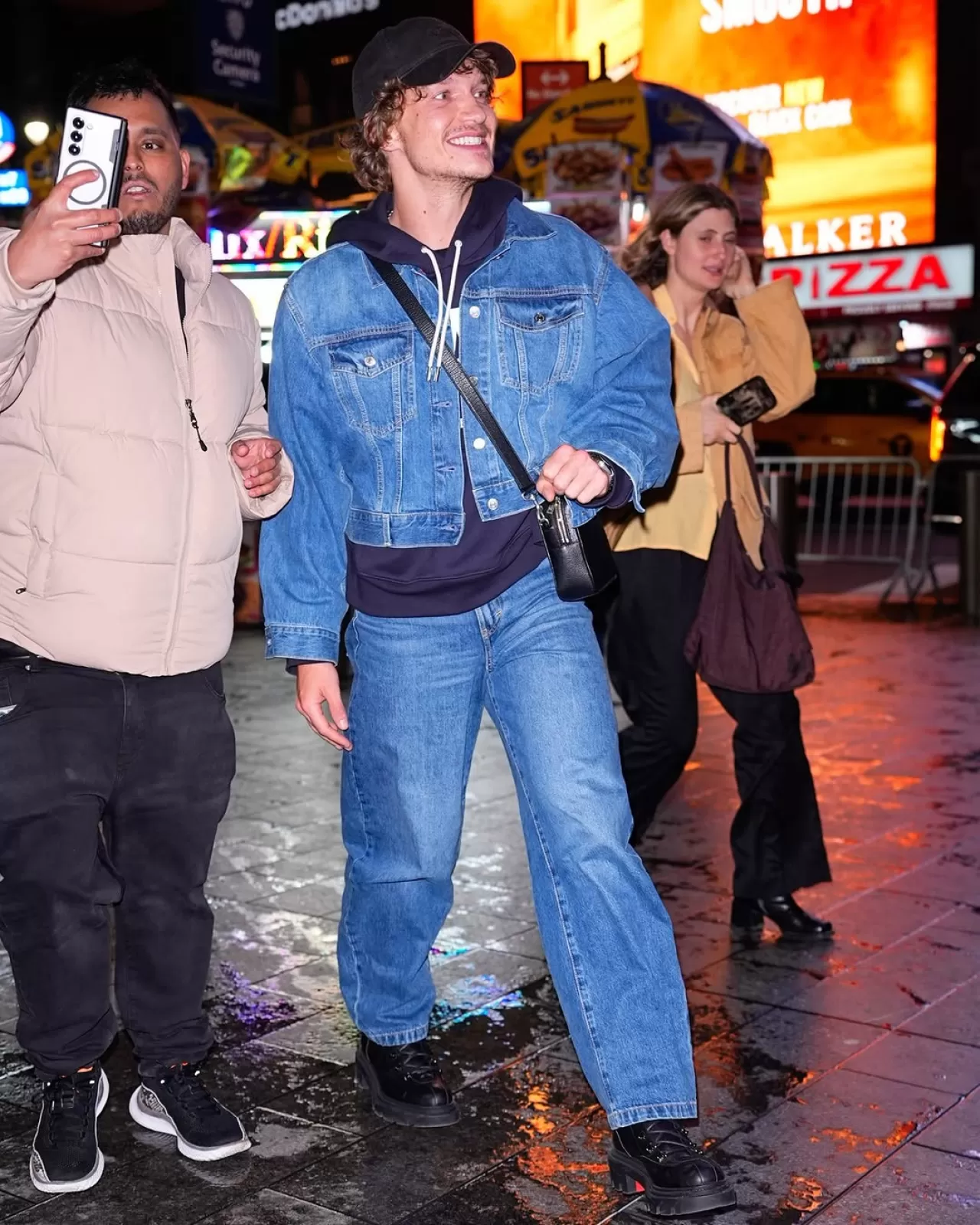 Connor Storrie Victoria Beckham x Gap Koleksiyonunu NYC'de Giydi