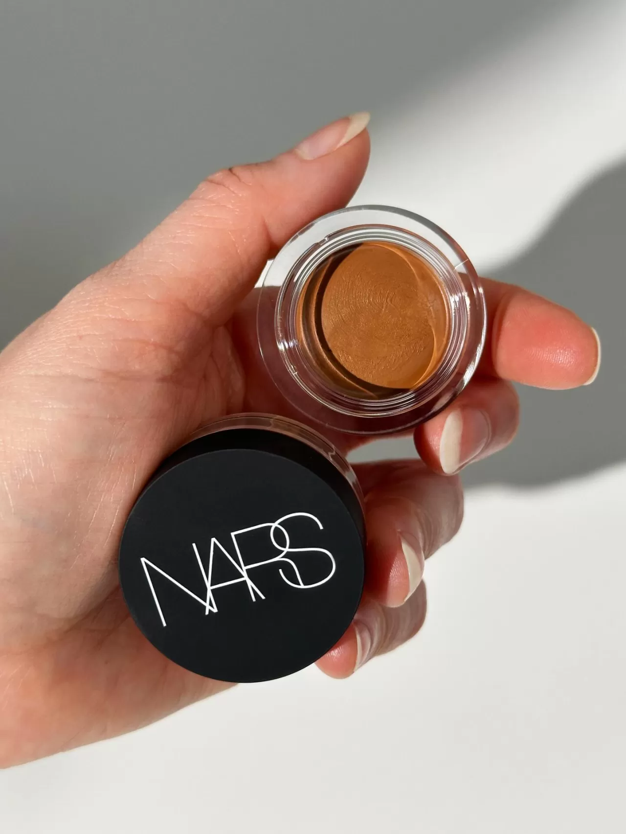 NARS Soft Matte Complete Concealer: Pürüzsüz Ten İçin 3 Uygulama Tekniği