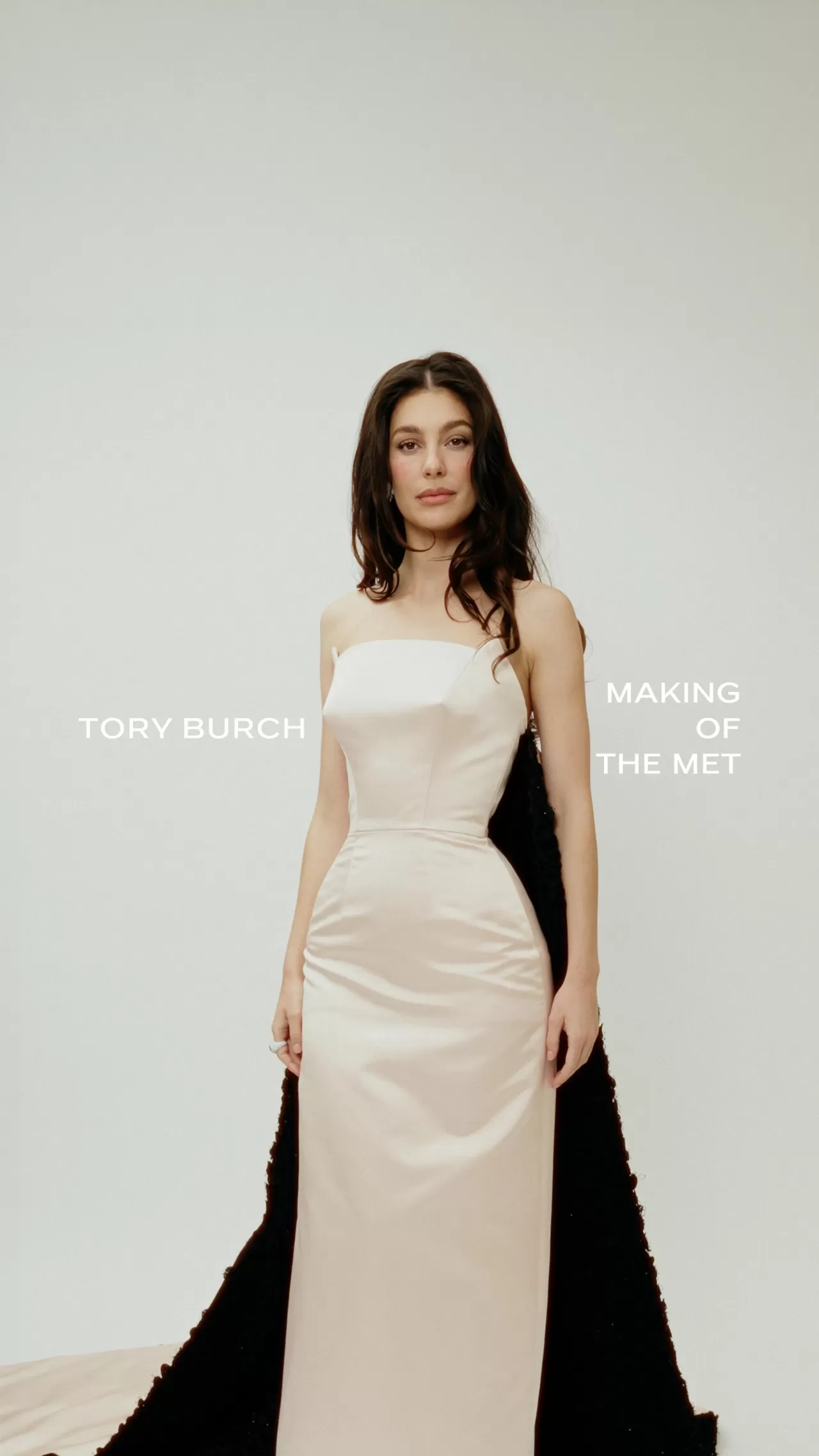 Tory Burch'tan Camila Morrone'a Met Gala İçin 7 Bin Çiçekli Özel Tasarım