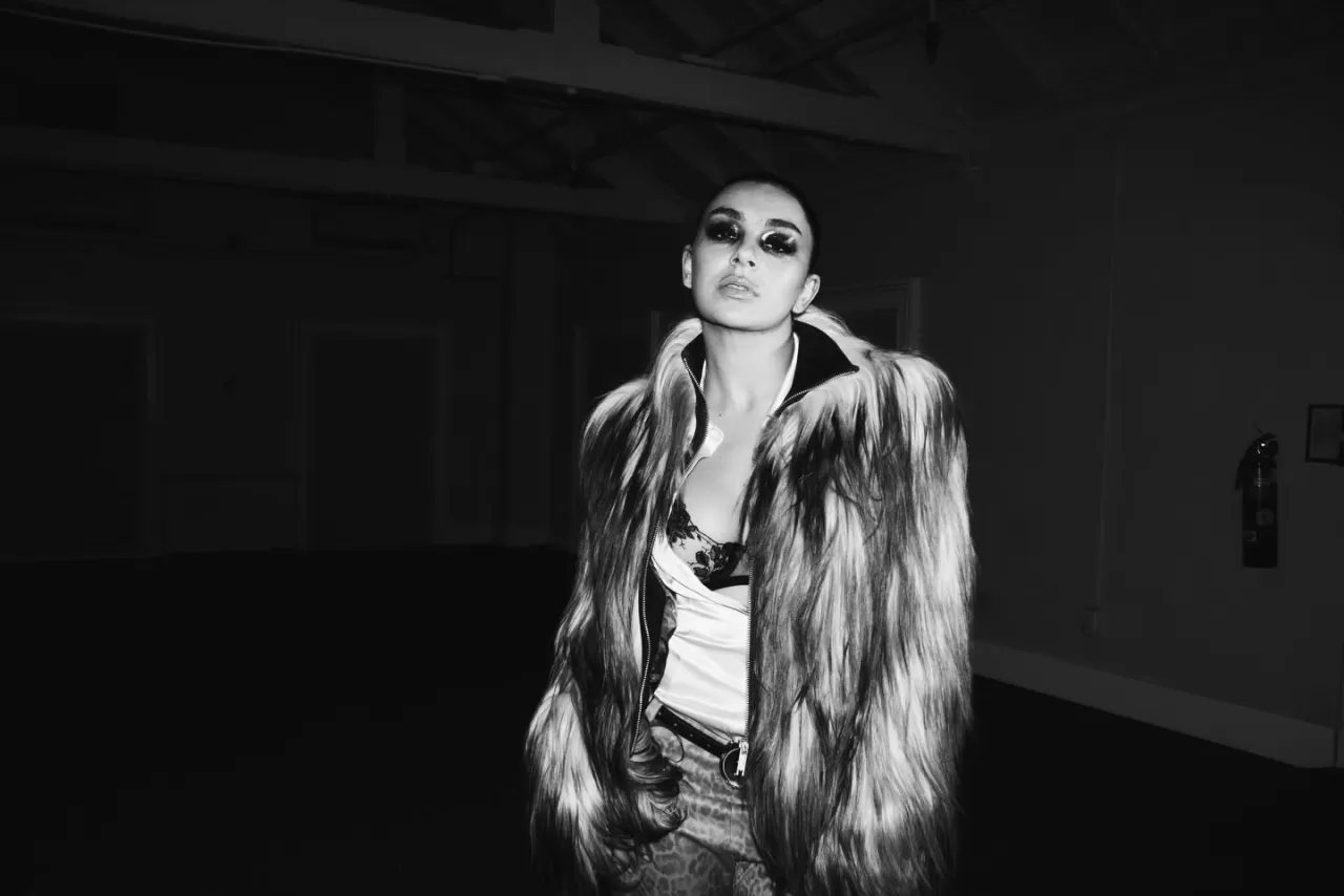 Charli XCX Rock Müziğe Geçiş Yapıyor: Yeni Albüm Heyecanı